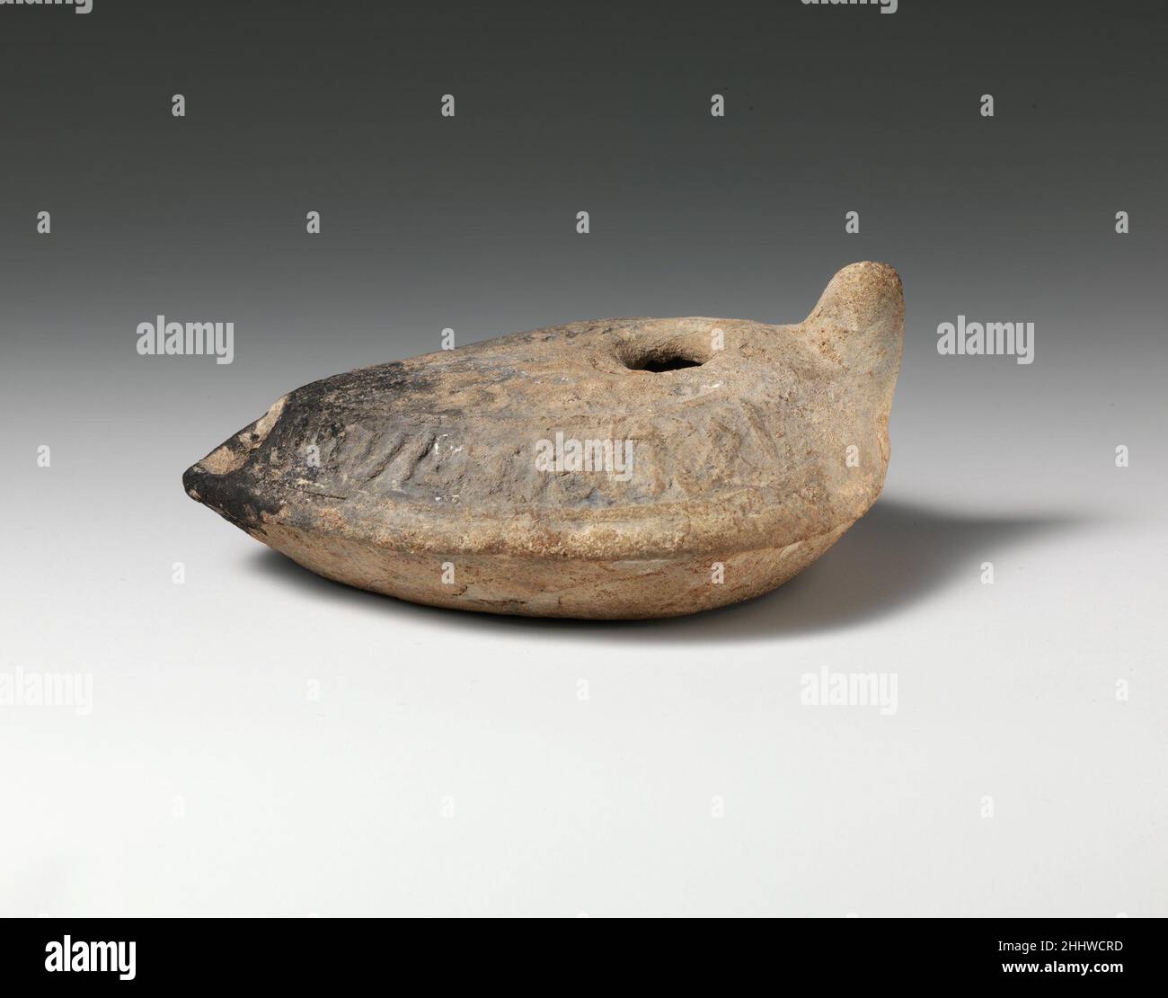 Lampada prima del 1271 siriano nel 1920s armature e armi da Crusader Times non erano disponibili sul mercato d'arte e la conoscenza di loro era minima. Cercando di affrontare questi divari, il curatore Bashford Dean propose uno scavo a Montfort, un castello crociato in quella che allora era la Palestina sotto mandato britannico. Lo scavo lungo il monte è stato giudicato un 'fallimento negativo' da un punto di vista di raccolta, producendo soltanto grumi di posta arrugginita, frecce varie, lancia, javelin, e teste di bullone, e decine di proiettili di catapulta in pietra. Molto è stato imparato, tuttavia, sulle condizioni di vita dei Crociati nella Santa la Foto Stock