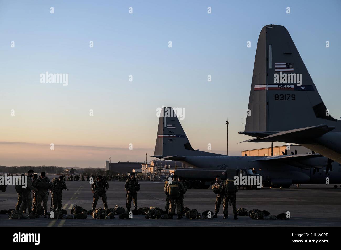 I membri della Japan Ground Self-Defense Force, 1st Airborne Brigade, raccolgono le attrezzature sulla linea del flightline alla Yokota Air base, Giappone, prima di caricarle su un C-130J Super Hercules prima di un salto statico, 25 gennaio 2022, come parte di Airborne 22. Airborne 22 dimostra la capacità di JGSDF di impiegare l'inserimento aereo su larga scala ovunque. Durante l'esercizio, il C-130Js di Yokota è previsto per airdrop circa 500 dipendenti JGSDF e 100 pacchetti di sistemi di consegna contenitori. (Foto di Tech. SGT. Gustavo Castillo) Foto Stock