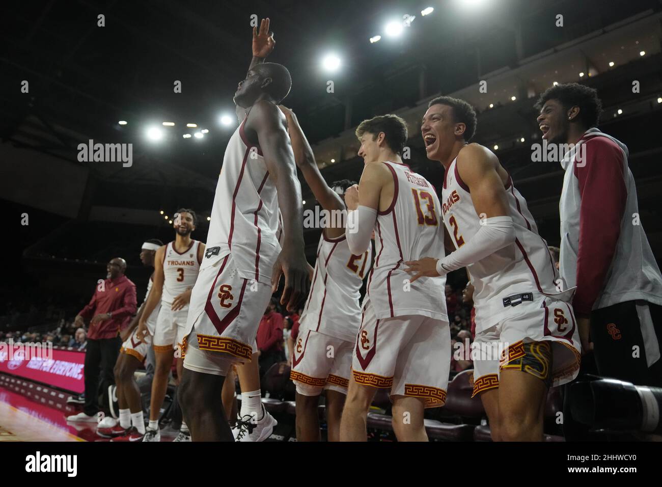 L'attaccante dei Southern California Trojans Isaiah Mobley (3), l'attaccante Chevez Goodwin (1), la guardia Drew Peterson (13) e l'attaccante Kobe Johnson (2) festeggiano contro gli Arizona State Sun Devils durante una partita di basket NCAA al college, lunedì 24 gennaio 2022, a Los Angeles. USC sconfisse l'Arizona State 78-56. Foto Stock