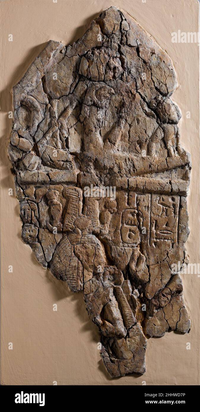 Frammento di Stela raffigurante una figura etichettata 'ottimo spirito di Re' di fronte a Ramesse i e Ahmose-Nefertari sotto il barque di Re ca. 1295–1070 a.C. nuovo regno, Ramesside anche se tristemente indossato, questa stela rappresenta un aspetto importante della religione privata, il culto degli antenati dal titolo 'ottimo spirito di Re' meglio conosciuto dal sito di Deir-el-Medina.nella cima a stele appare il dio accovacciato Re nella sua barque solare, un babbuino davanti a lui sollevando le braccia in adorazione. Direttamente sotto nel campo principale della stela si trova un re defunto in nemi ed elaborato piuma/ Foto Stock