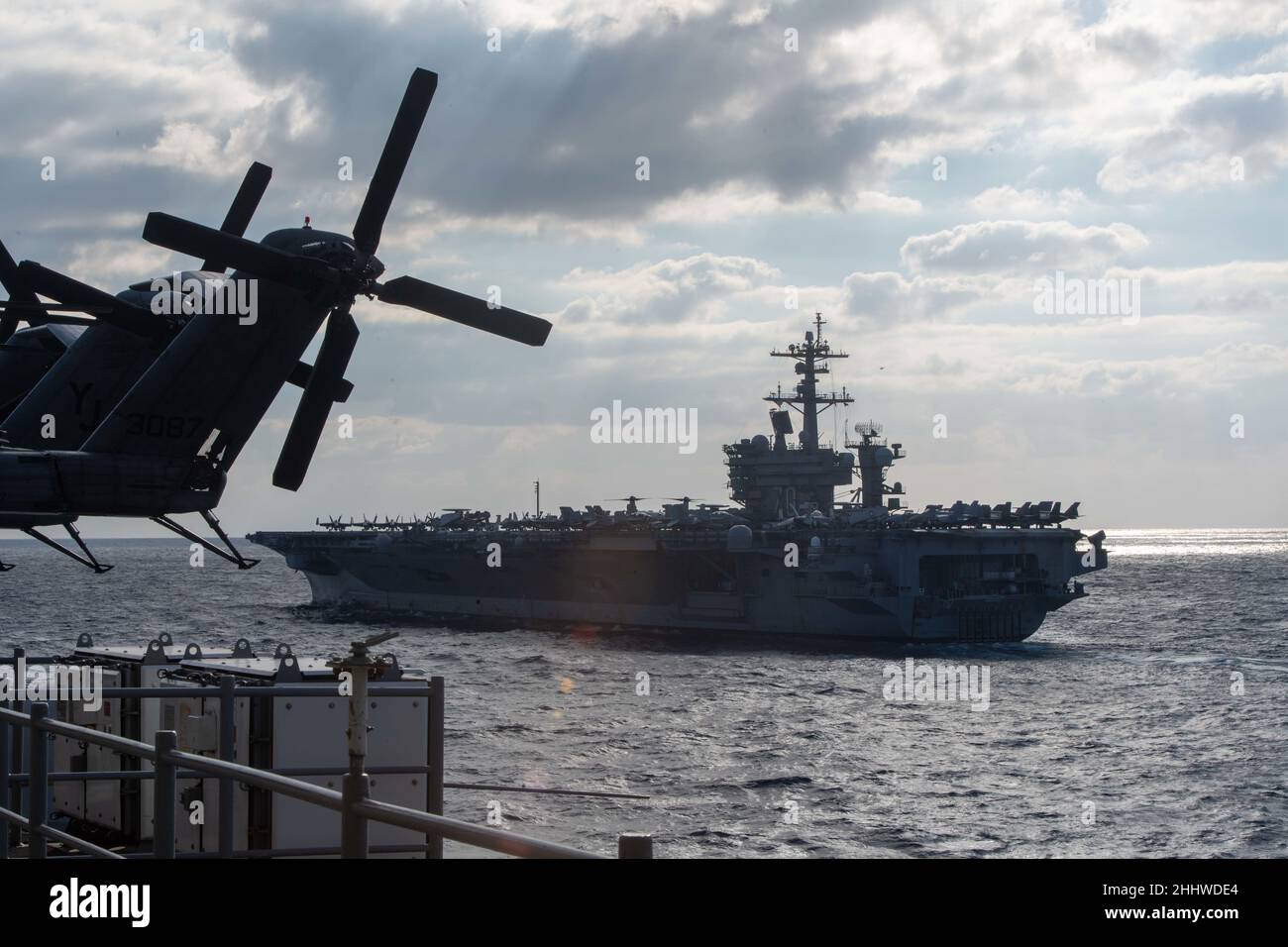 MAR DELLE FILIPPINE (ago. 22, 2022) la portaerei di classe Nimitz USS Carl Vinson (CVN 70) si inonda in formazione con la nave d'assalto anfibio dispiegata in avanti USS America (LHA 6) durante un esercizio di formazione. Operando come parte della U.S. Pacific Fleet, USS Carl Vinson e USS America stanno conducendo corsi di formazione per preservare e proteggere una regione indopacifica libera e aperta. (STATI UNITI Foto Navy di Mass Communication Specialist 3rd Classe Thomas Contant) Foto Stock