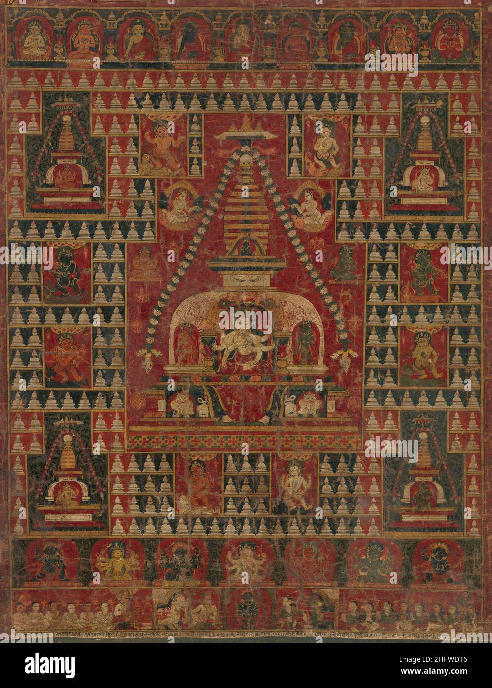 Ushnishavijaya intronò nel grembo di uno Stupa datato 1510–19 Nepal questa è una delle prime immagini estanti della dea buddista raramente rappresentata Ushnishavijaya. Incarna un incantesimo magico (dharani) recitato dai praticanti per raggiungere la liberazione attraverso l'accumulazione del merito. Il potere della moltiplicazione del merito buddista è suggerito dai molti piccoli stupa (chaityas), che evocano simbolicamente la donazione di centomila stupa. Multi-armato e multi-testa, Ushnishavijaya, di colore bianco (come la luna d'autunno), è seduto nella stupa centrale, fiancheggiata da rosso e gre Foto Stock