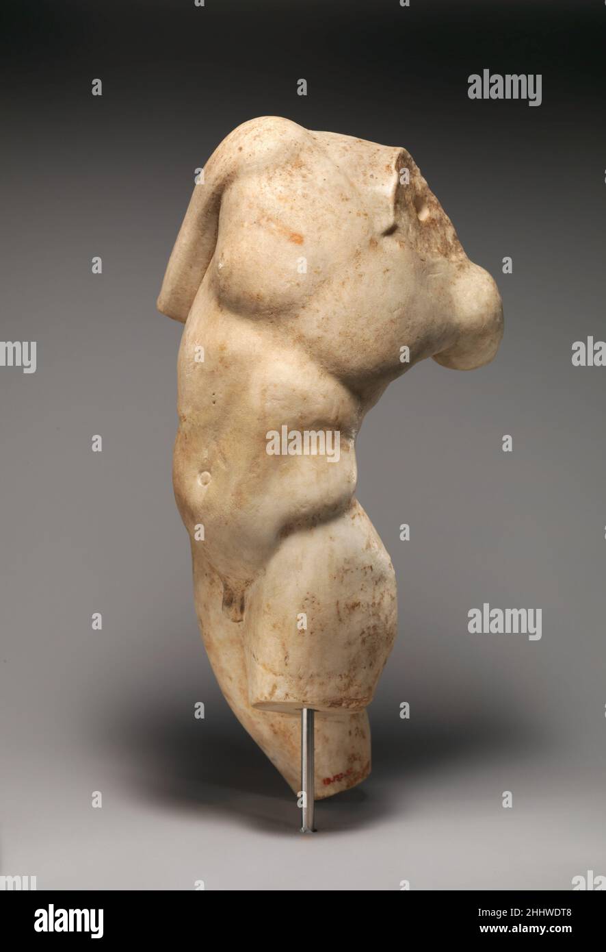 Statua di marmo di un giovane satiro che si volge a guardare la sua coda 1st o 2nd secolo d.C. versione romana di un'opera greca del 3rd secolo a.C. statue di satiri, relax, danza, inseguimento ninfe, o, Come qui, ammirarsi proliferò durante il terzo secolo a.C., come il culto di Dioniso, dio del vino e i piaceri che dona, crebbe di importanza. Tali opere furono copiate e adattate dai Romani per decorare i loro giardini di villa. Statua di marmo di un giovane satiro che si gira per guardare la sua coda 250897 romana, statua di marmo di un giovane satiro che si gira per guardare la sua coda, 1st o 2nd centur Foto Stock