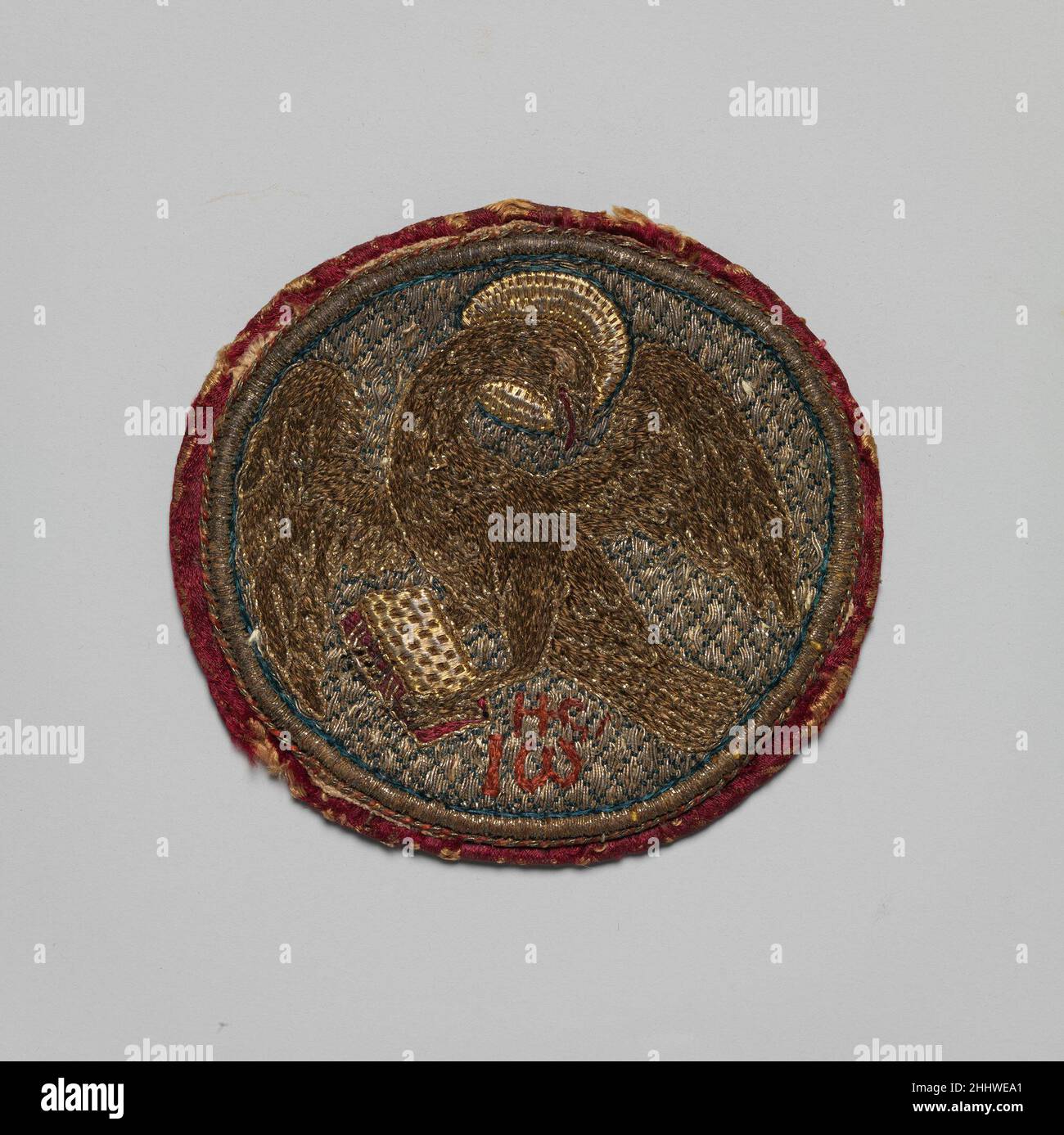 Medaglione ricamato 15th–16th secolo Bizantino questo medaglione che mostra il simbolo evangelista Giovanni (un'aquila), e la sua coppia raffigurante Matteo, originariamente formò un gruppo con altri due medaglioni che mostravano i simboli per Marco e Luca. La loro piccola scala suggerisce che possono essere stati attaccati ad una stola (epitrachelion). Medaglione ricamato 467629 Foto Stock