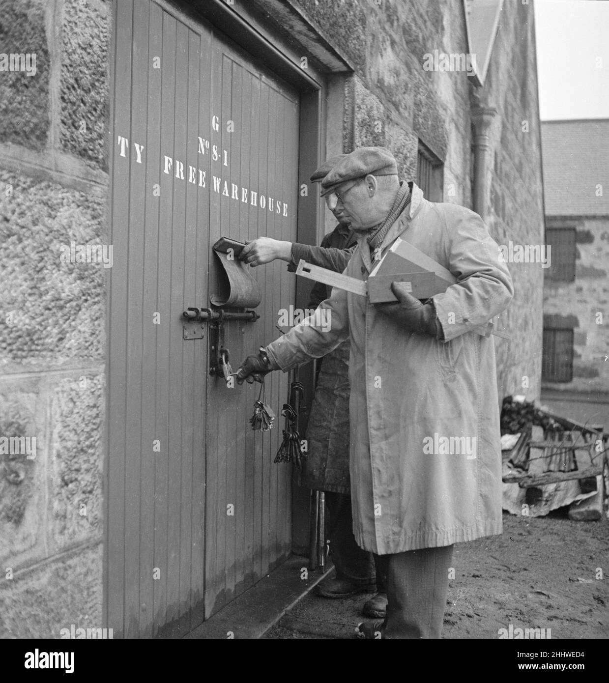 Un supervisore della distilleria Glenlivet sigilla uno dei magazzini in cui i barili del loro whisky di malto singolo più raffinato maturano per un minimo di otto anni. Circa 1948 Foto Stock