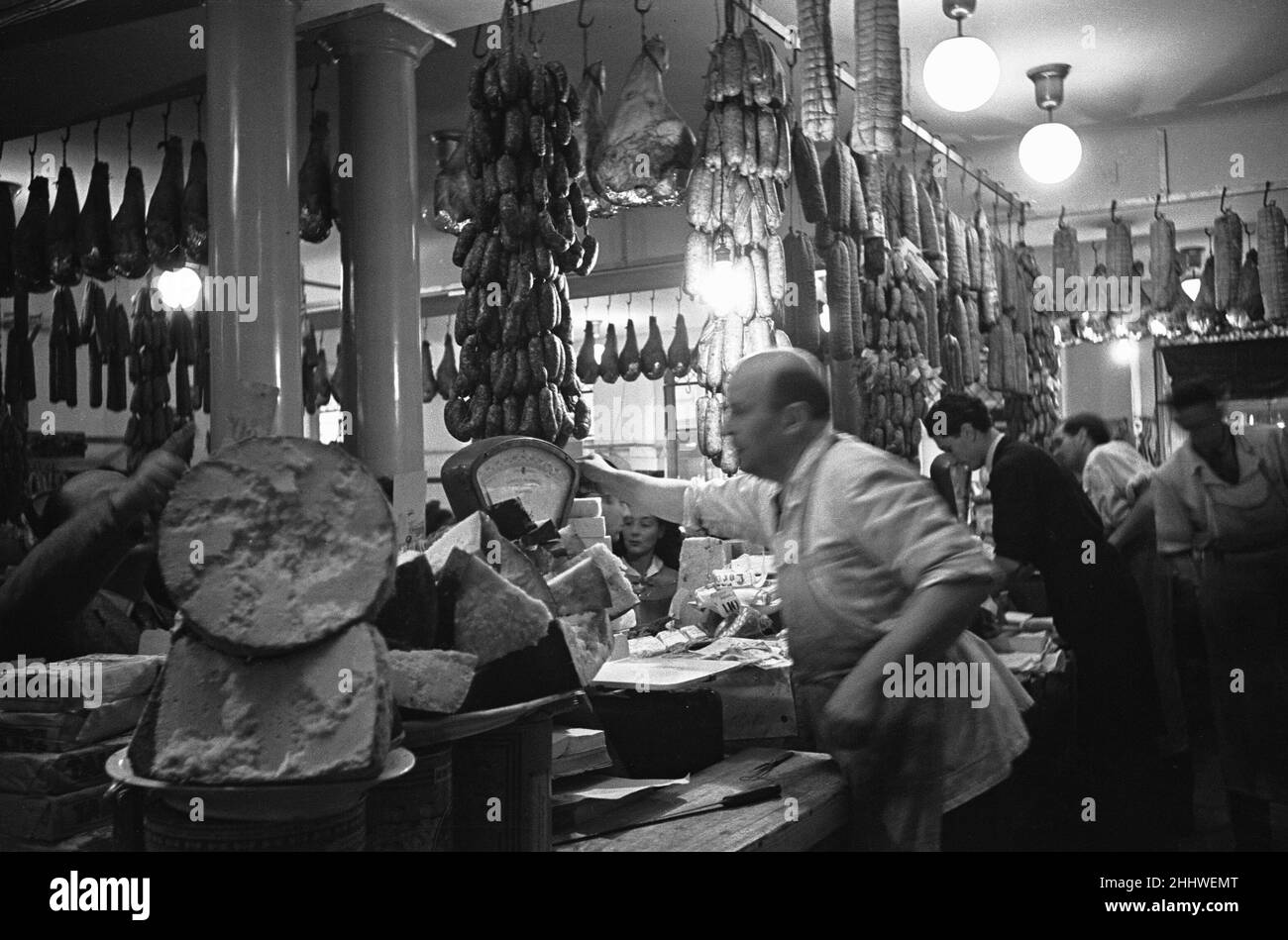 Un'affollata gastronomia italiana, Parma, Italia circa 1955 Foto Stock