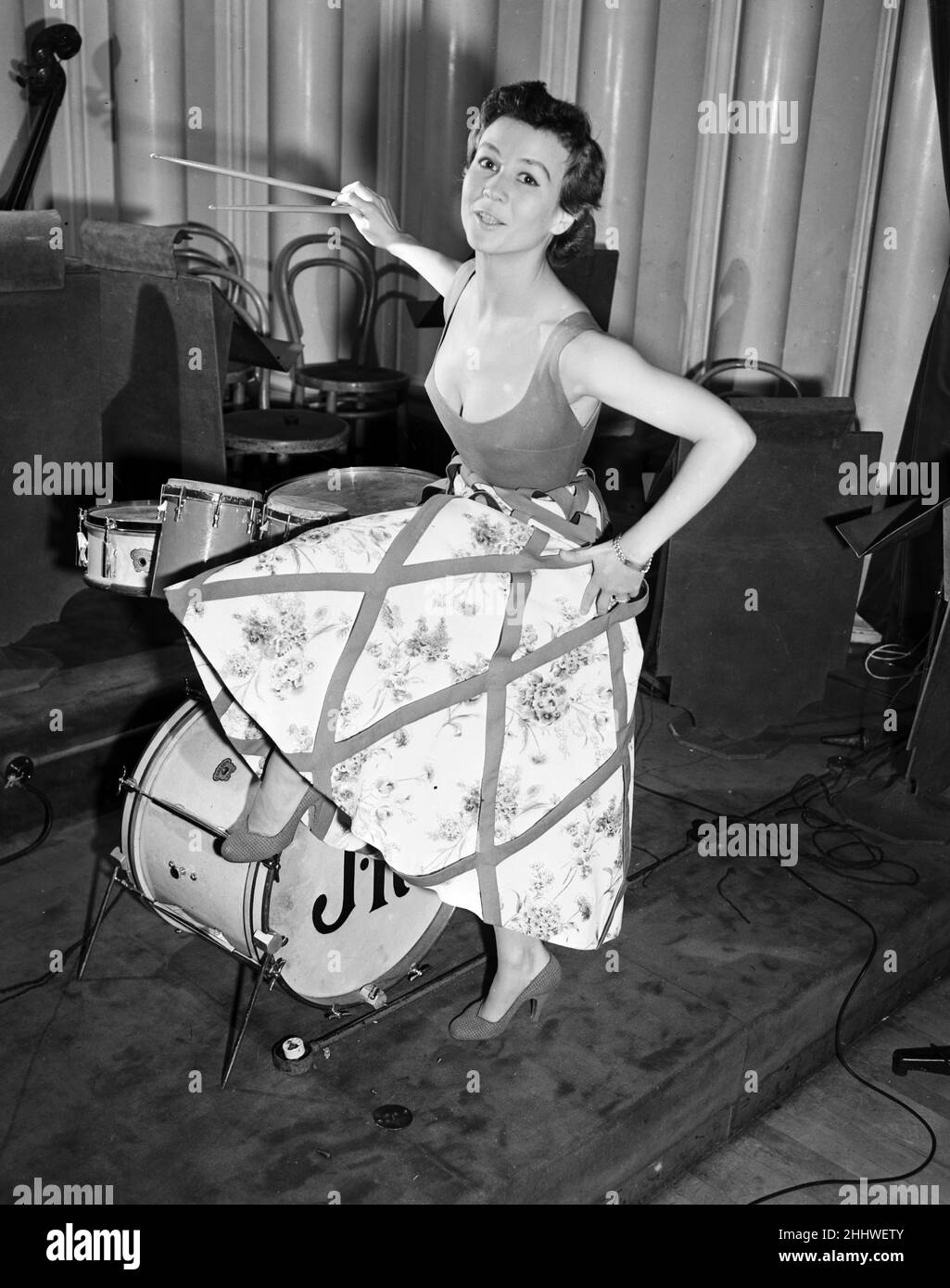 Model, Guislaine, raffigurato con un audace abito scollo a forma di swoop disegnato dallo stilista italiano Madame Elsa Schiaparelli, nella foto del 28th aprile 1953. Foto Stock