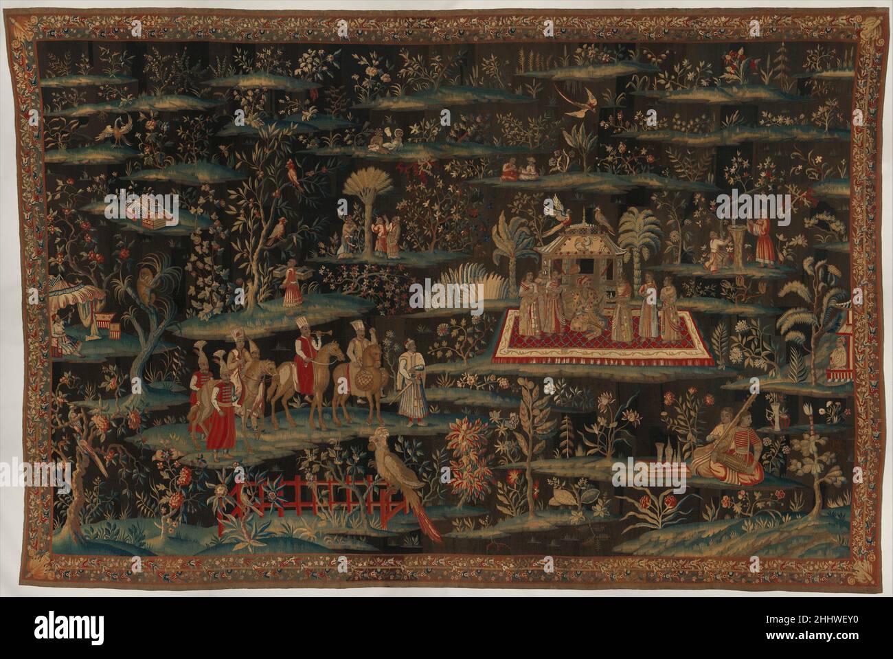 Il Concerto di una coppia di scene indocinesi 1690–1715 attribuito al laboratorio di John Vanderbank il fiammingo John Vanderbank fu a capo del grande laboratorio di guardaroba a Londra dal 1689 al 1717, con la responsabilità di tessere e riparare arazzi per la corona britannica. All'inizio del 1690s, fornì arazzi 'destinati alla maniera indiana' per gli appartamenti della Regina Maria a Kensington Palace (la regina era un avido collezionista di porcellana cinese). In seguito, sembra aver sviluppato una variante di questi disegni, di cui il Concerto è tipico, per la vendita commerciale, che w Foto Stock