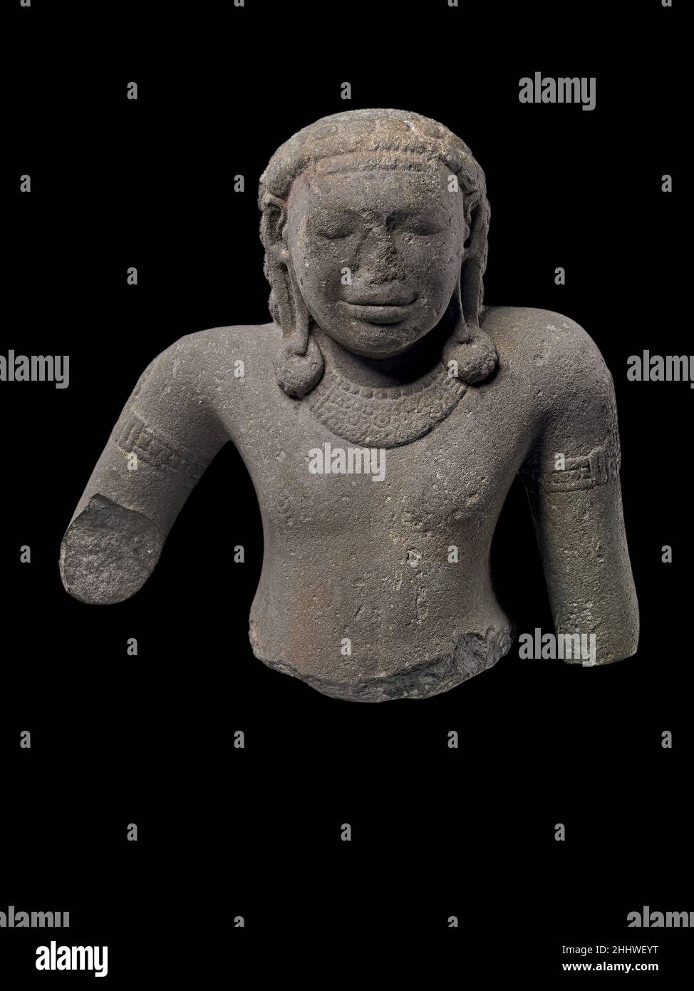 Yaksha, forse Kubera fine 6th – inizio 7th secolo Cambogia meridionale o Vietnam spiriti – alcuni protettivi, molti malevolenti – hanno sempre popolato il paesaggio del Sud-Est asiatico. Tra le prime sculture figurative sopravvissute della regione ci sono immagini enigmatiche meglio comprese come personificazioni della terra e dei suoi elementi: Rocce, fiumi e alberi. Queste figure di culto della natura (yakshas e yakshis) esistevano insieme alla cultura indù emergente nel sud-est asiatico continentale e riflettono un matrimonio delle due tradizioni. In un contesto indico, questa divinità probabilmente rappresentava Kubera, re dello yaksha Foto Stock