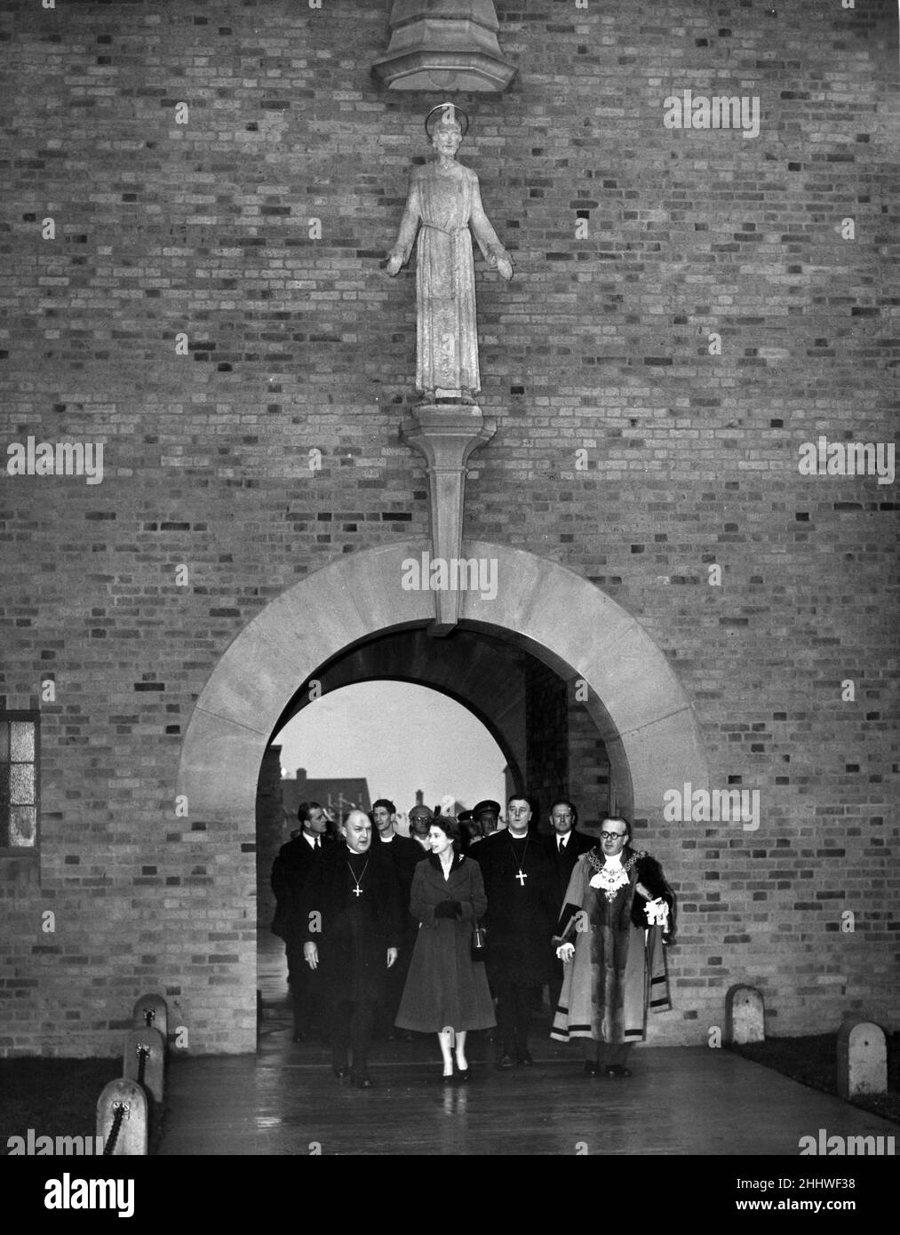 La Regina Elisabetta II e il Principe Filippo visitano Birmingham, West Midlands. Nella foto, la Regina lascia la nuova Chiesa di Shard End, la Chiesa di tutti i Santi, accompagnata da (a sinistra) il Signore Vescovo di Birmingham, Leonard Wilson, e con il Signore Sindaco Alderman A L Gibson e Vescovo di Aston, il Reverendo destro Clement George St Michael Parker in presenza. 3rd novembre 1955. Foto Stock