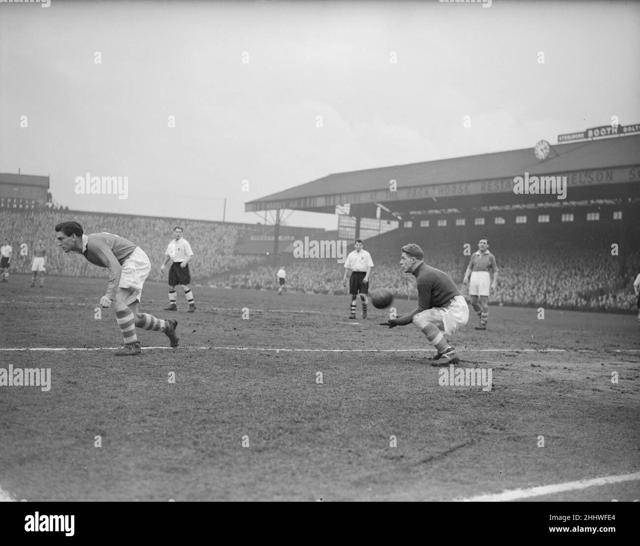 Bolton Wanderers / Charlton Athletic Division One. Sam Bartram Charlton portiere visto qui salvare un colpo da Nat Lofthouse Bolton centro in avanti, durante il loro nuovo anno fixture a Burnden Park. Il punteggio finale è stato due vittorie a Charlton. 1st gennaio 1953 Foto Stock