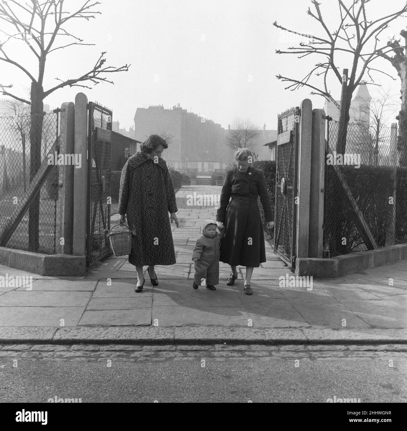 Madre, nonna e bambino sono stati visti qui a piedi in un East London Park senza nome. 3rd marzo 1955. Foto Stock