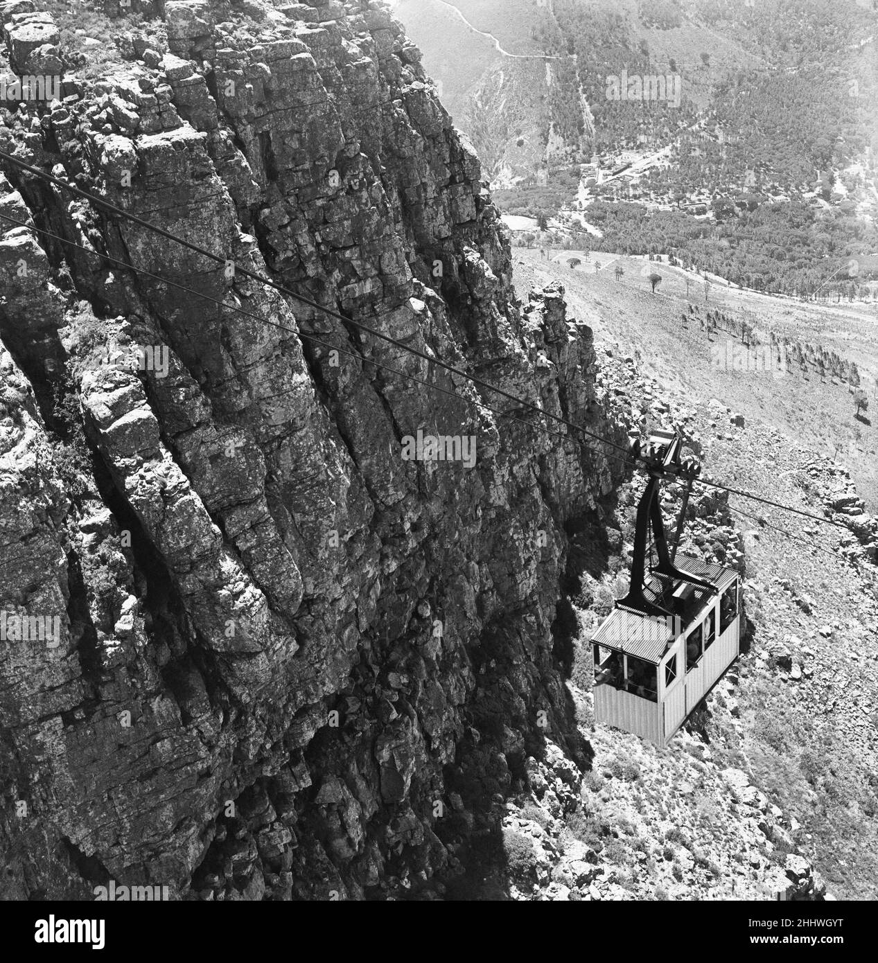 La funivia che porta il turista alla cima di Table Mountain che si affaccia su Città del Capo. 4th febbraio 1955 Foto Stock