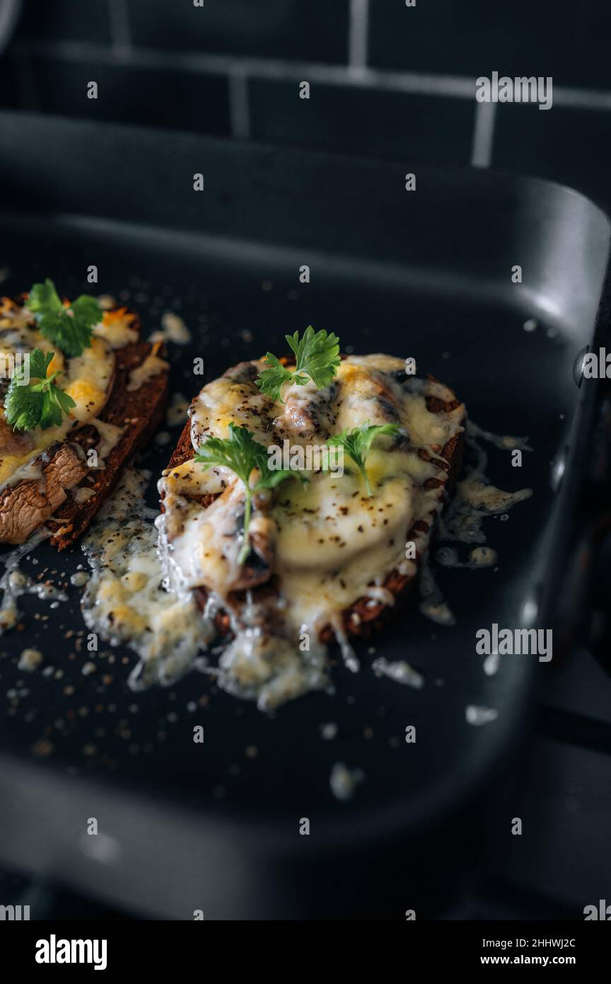 Aprire il panino tostato con la faccia Foto Stock