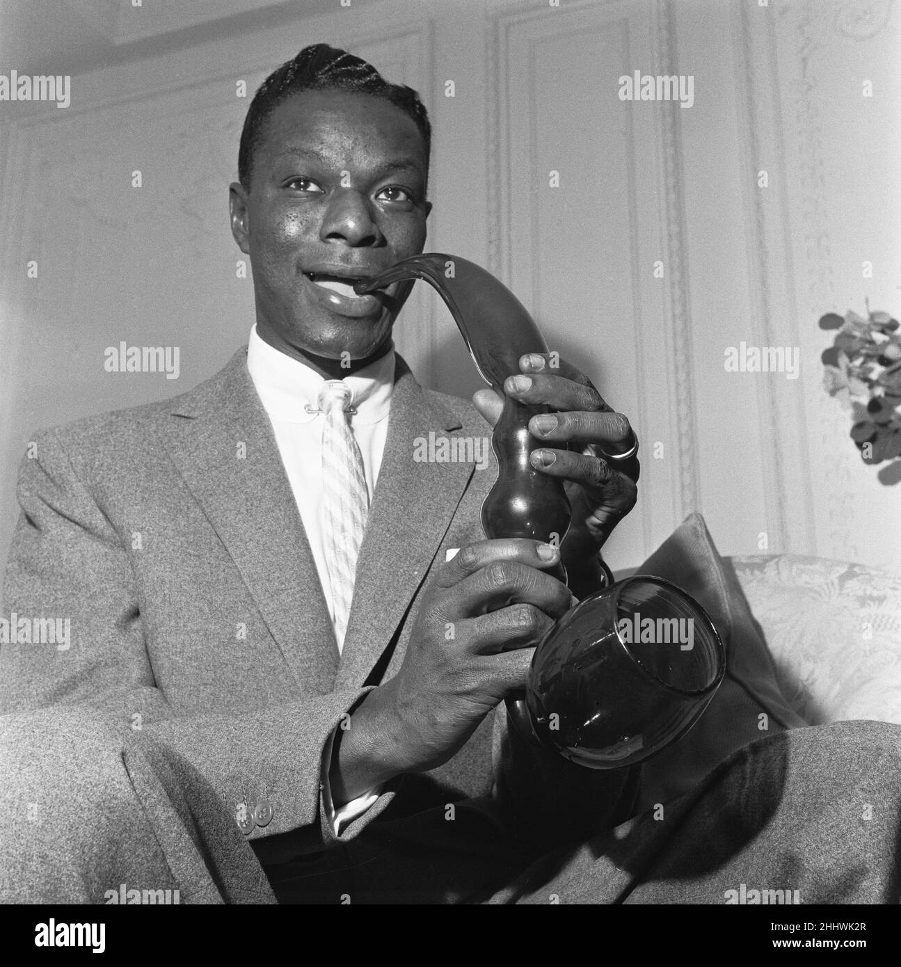 Cantante e collettore di tubi Nat King Cole visto qui con il suo tubo di vetro Bristol che ha più di 100 anni. 22nd marzo 1954 Foto Stock