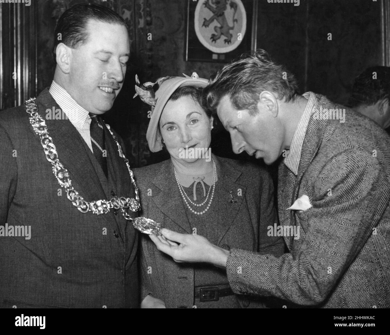 L'attore e comico americano Danny Kaye raffigurato con Lord Provost di Glasgow Victor Warren, ammirando le sue catene di uffici mentre Lady Provost guarda alle camere della città di Glasgow.7th Giugno 1949. Foto Stock