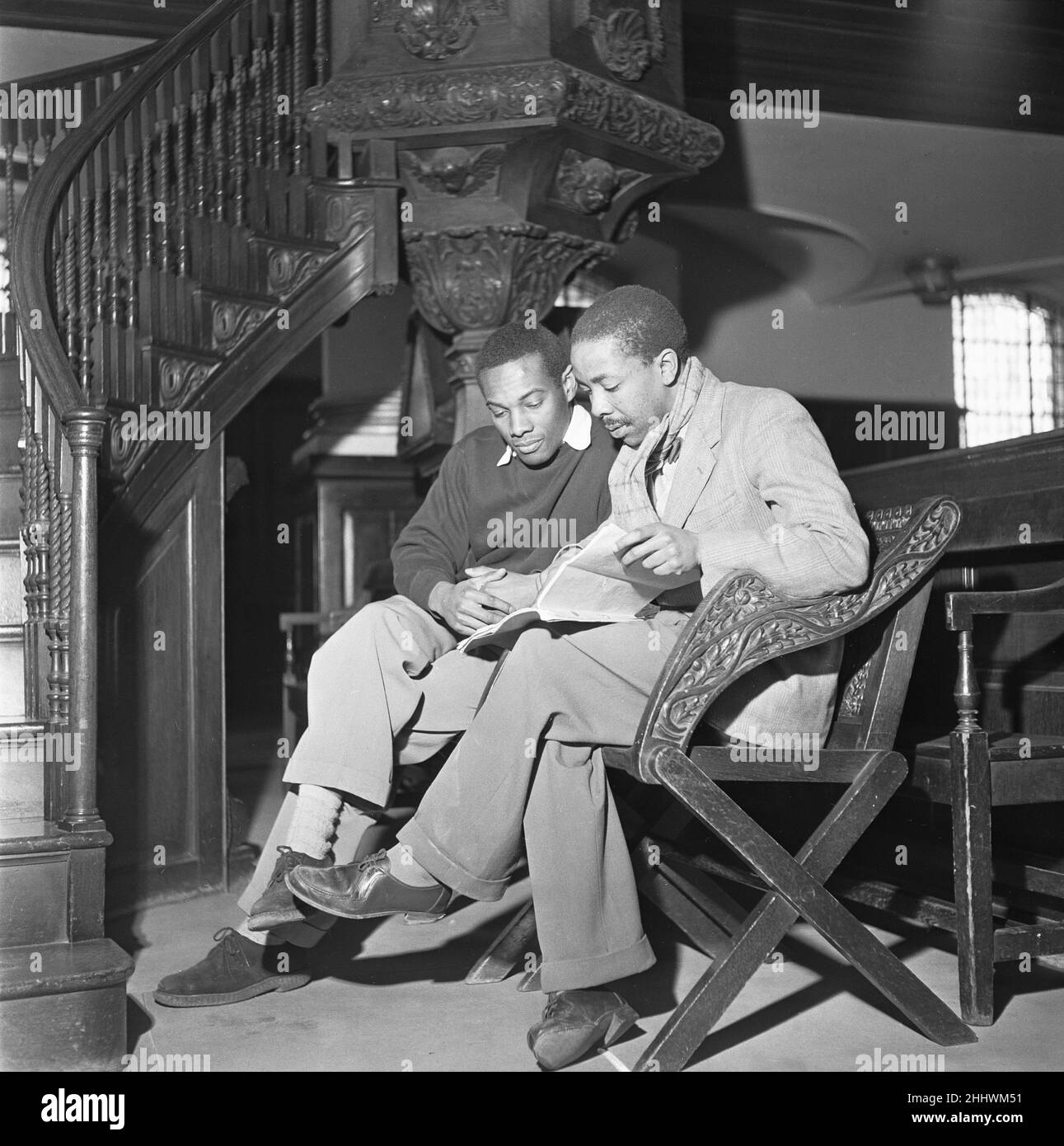Errol John (a sinistra) e Lionel Ngakane visti qui durante una lettura di Cry il Paese amato prima di una rappresentazione del dramma verso a St Martin nel campo. 5th febbraio 1954 Foto Stock