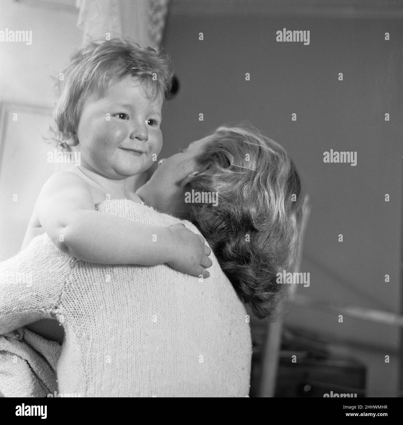 Hilary Benn e sua madre Caroline in casa 19th marzo 1955 Foto Stock