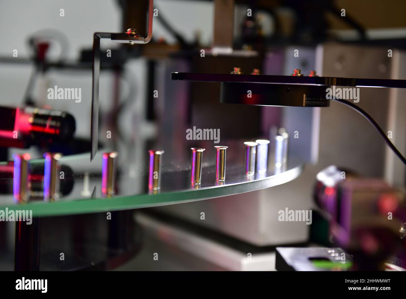 Controllo di alta qualità nella produzione di una macchina di smistamento ottica per dadi di fissaggio nella linea di prodotti Foto Stock
