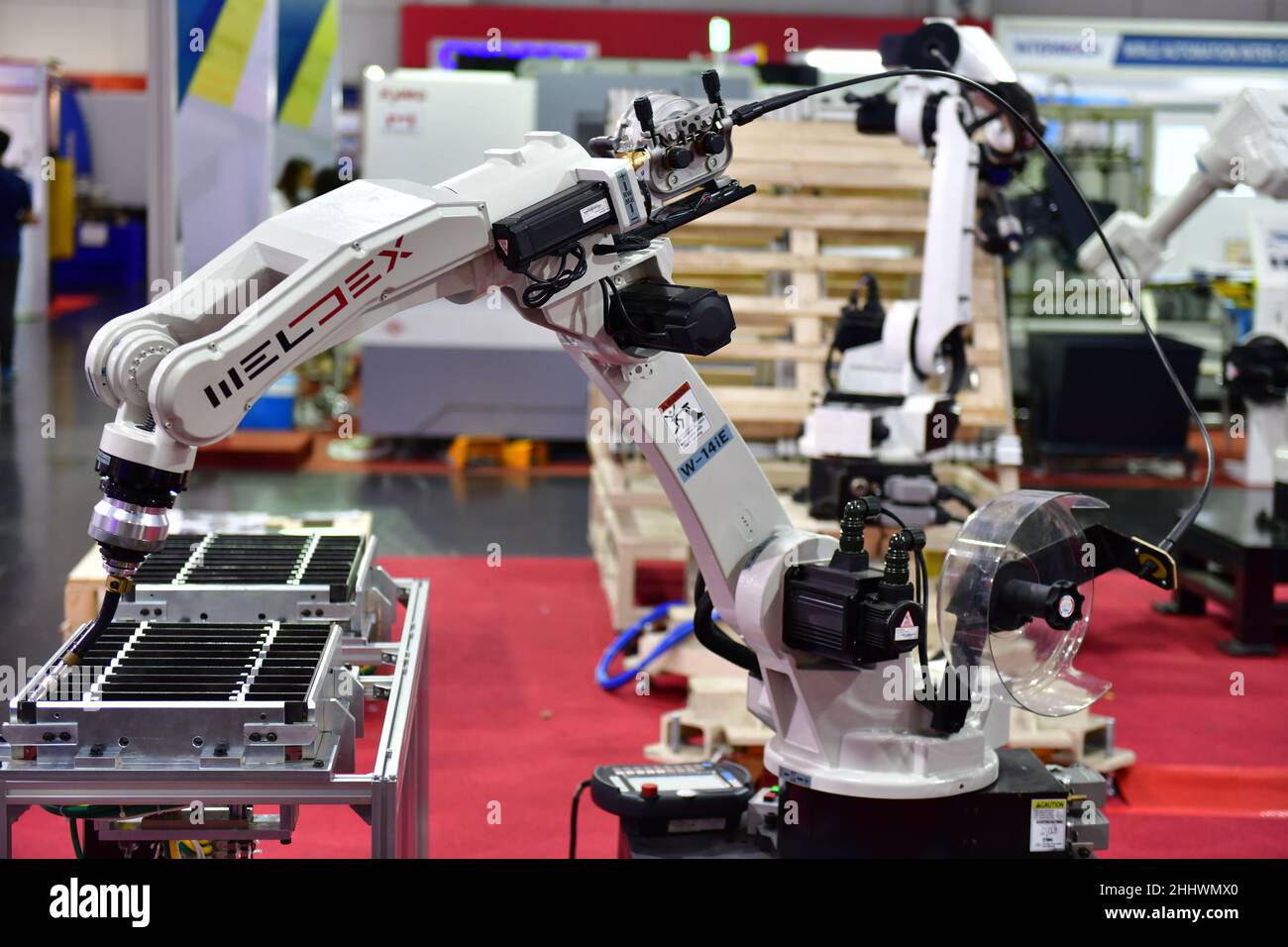 BANGKOK - giugno 22,19: MANUFACTURING EXPO 2019 (ME 2019) presso la sala BITEC Bangna. Automazione moderna di alta qualità per la saldatura di robot bianchi ARM Industrial Foto Stock
