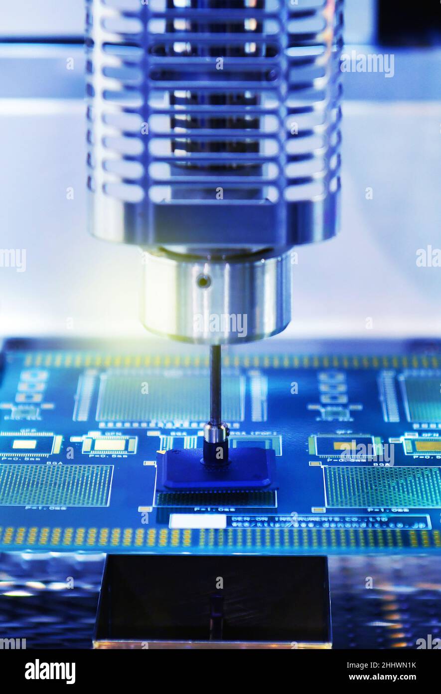 Robot automatico moderno e ad alta tecnologia per la macchina di assemblaggio di schede a circuito stampato (PCB) durante la saldatura o la saldatura di parti o componenti in fabbrica Foto Stock