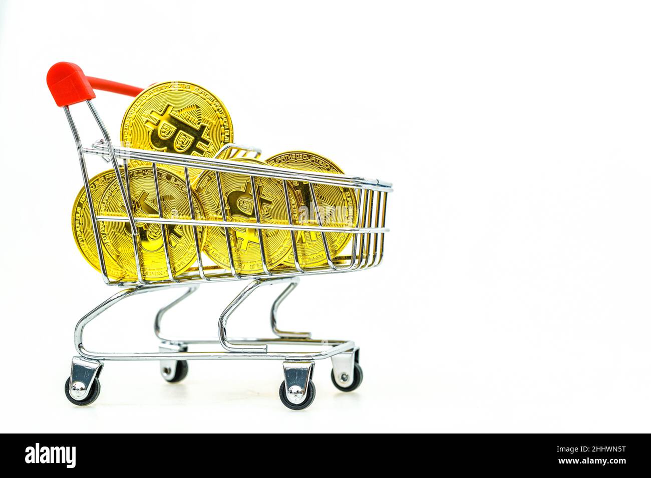 Oro bitcoins in un carrello carrello con acquisti su sfondo bianco, acquisto Bitcoin Conceptual shot, spazio copia Foto Stock