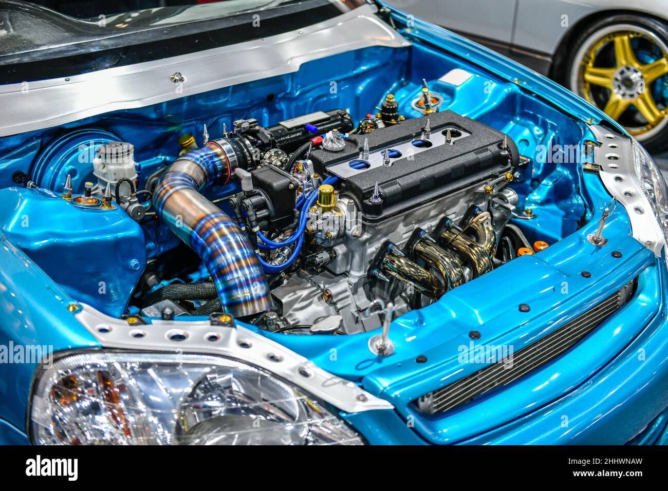 Dettagli del motore auto blu. Modifica del motore turbo Foto Stock