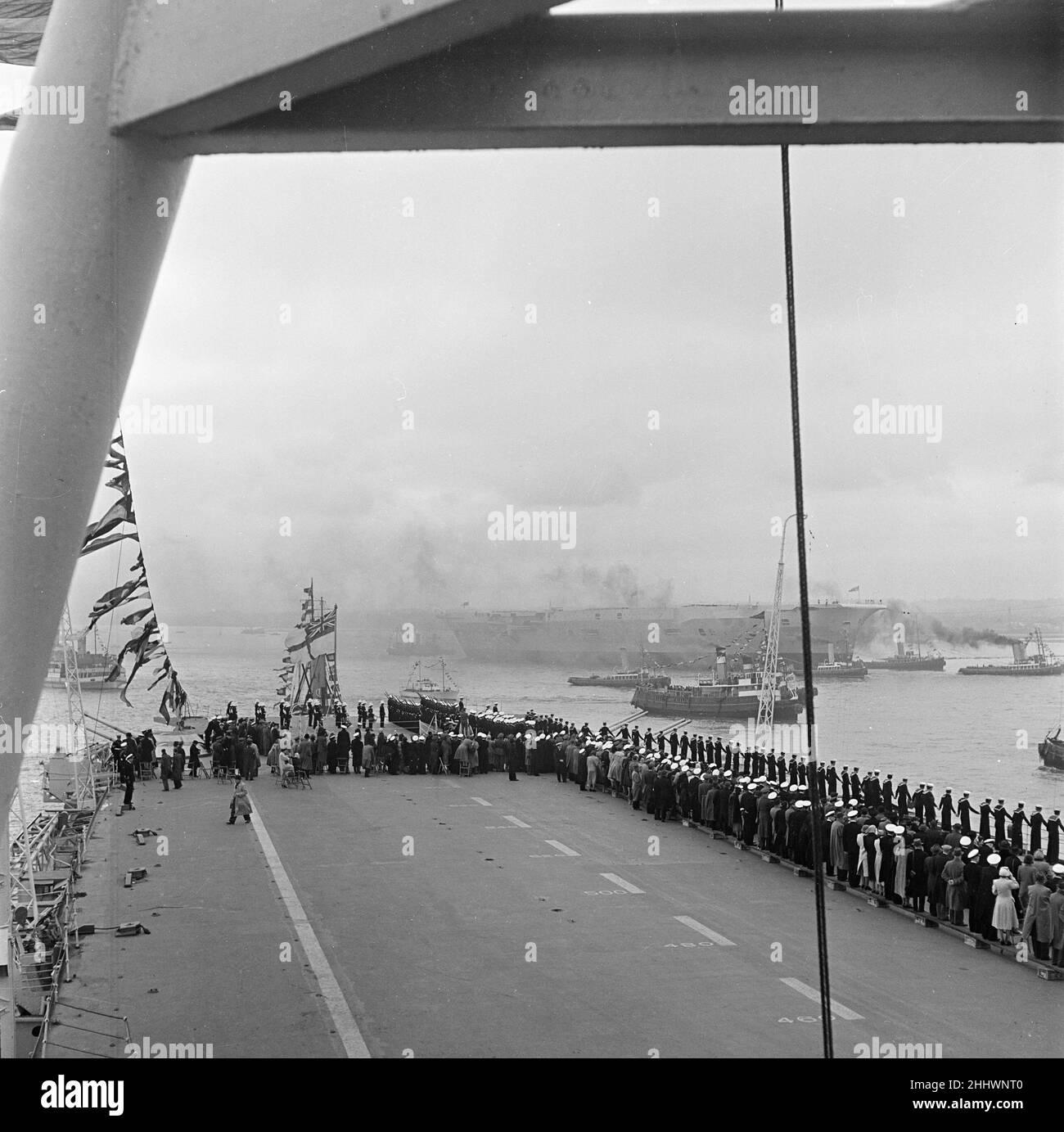 HMS Ark Royal viene lanciato presso il cantiere navale Cammell Laird di Birkenhead, Merseyside, il 3rd maggio 1950. Vista sul ponte di HMS Illustrious Foto Stock