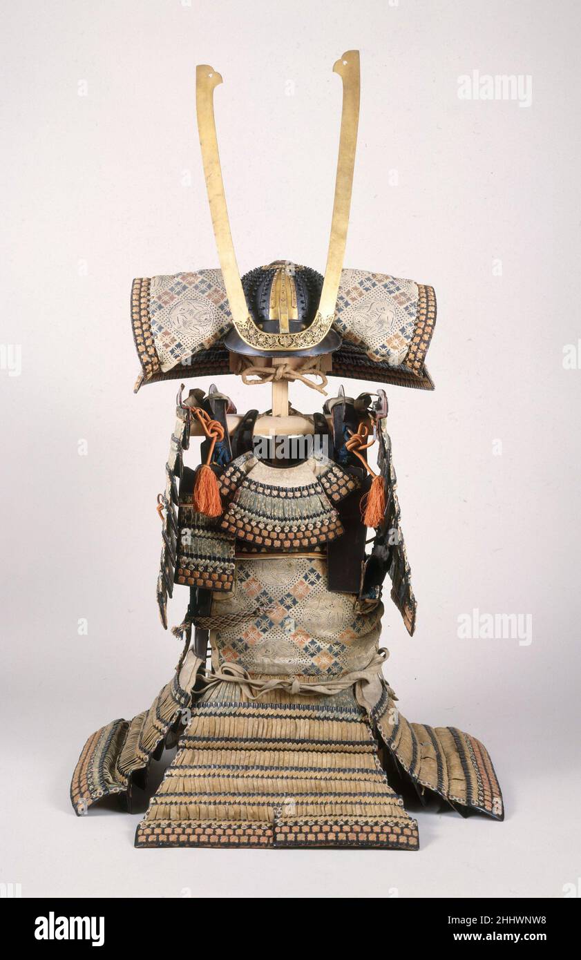 Armor (Yoroi) primi del 14th–primi del 15th secolo Giapponese questa armatura fu donata al Tempio Kurama, vicino Kyoto, da uno degli shoguns Ashikaga. Durante la fine del periodo Edo, passò in possesso di Sakai Tadamochi (酒井忠用, 1723-1775), daimyō (signore) del feudo Obama nella provincia di Wakasa e governatore militare di Kyoto dal 1752 al 1756. Sakai fece ristrutturarsi l'armatura e le sue lacci di seta rimpiazzarono quelle in pelle nello stile dei secoli XII e XIII. La parte più antica dell'armatura, la ciotola del casco, risale al tardo periodo Kamakura (inizio del XIV secolo). Armatura (Yoroi). Foto Stock Armor (Yoroi) primi del 14th–primi del 15th secolo Giapponese questa armatura fu donata al Tempio Kurama, vicino Kyoto, da uno degli shoguns Ashikaga. Durante la fine del periodo Edo, passò in possesso di Sakai Tadamochi (酒井忠用, 1723-1775), daimyō (signore) del feudo Obama nella provincia di Wakasa e governatore militare di Kyoto dal 1752 al 1756. Sakai fece ristrutturarsi l'armatura e le sue lacci di seta rimpiazzarono quelle in pelle nello stile dei secoli XII e XIII. La parte più antica dell'armatura, la ciotola del casco, risale al tardo periodo Kamakura (inizio del XIV secolo). Armatura (Yoroi). Foto Stock