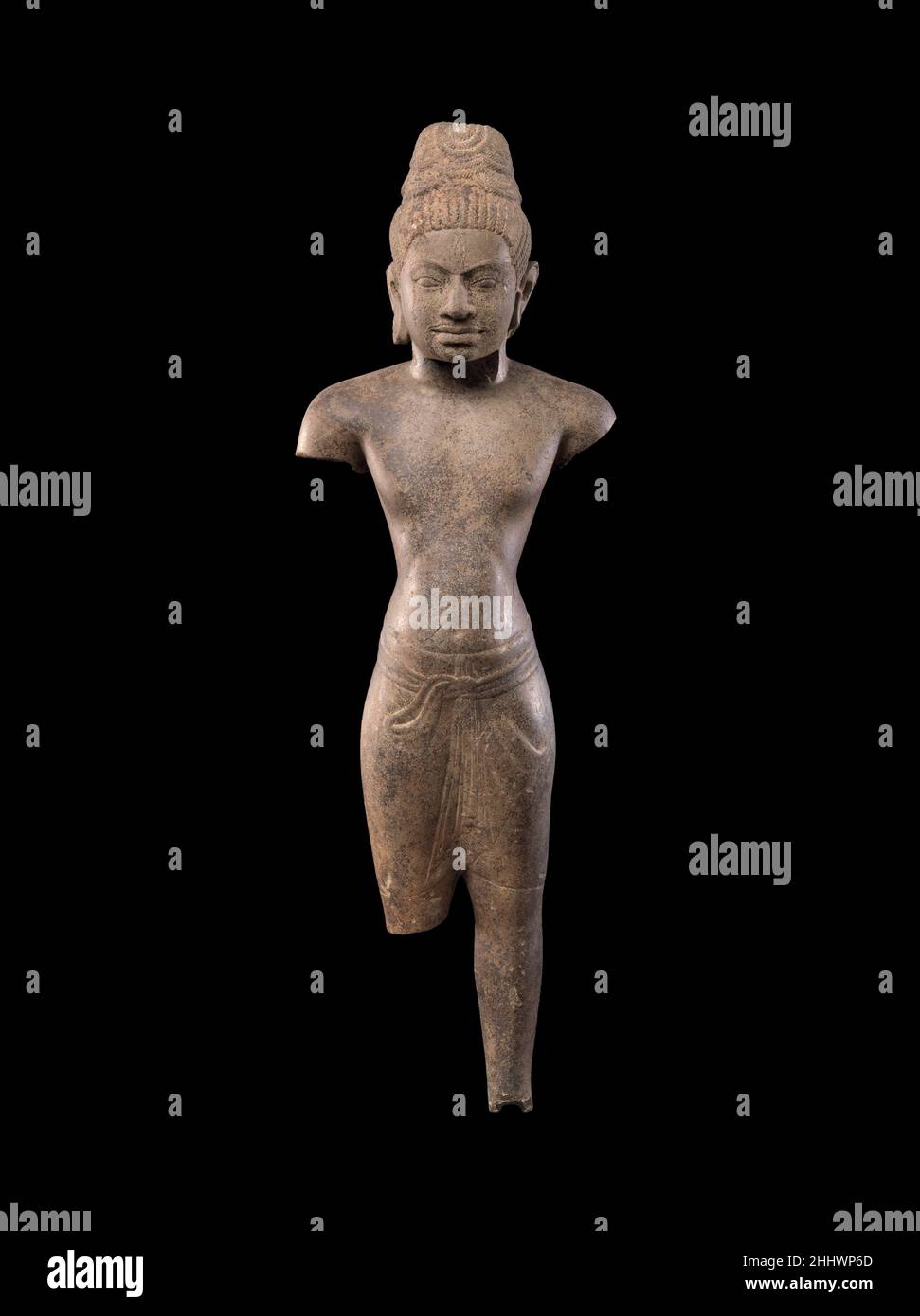 Shiva metà 7th secolo Cambogia meridionale sculture di Shiva in forma umana ha cominciato a comparire nell'arte Khmer nel settimo secolo, probabilmente in risposta alla crescente popolarità del culto di Vaishnava che ha celebrato Vishnu come una divinità re-come, accessibile e benigna. La figura sottile, quasi adolescente, mostra un realismo sconcertante nella modellazione dei muscoli pettorali e la sottile suggestione della costola sottostante. Eppure il volto è forte e autorevole, il volto di un dio poppiero, con baffi, labbra piene e forti sopracciglia arcuate. Un terzo occhio verticale segna il forehead.cat. n. 90 Foto Stock