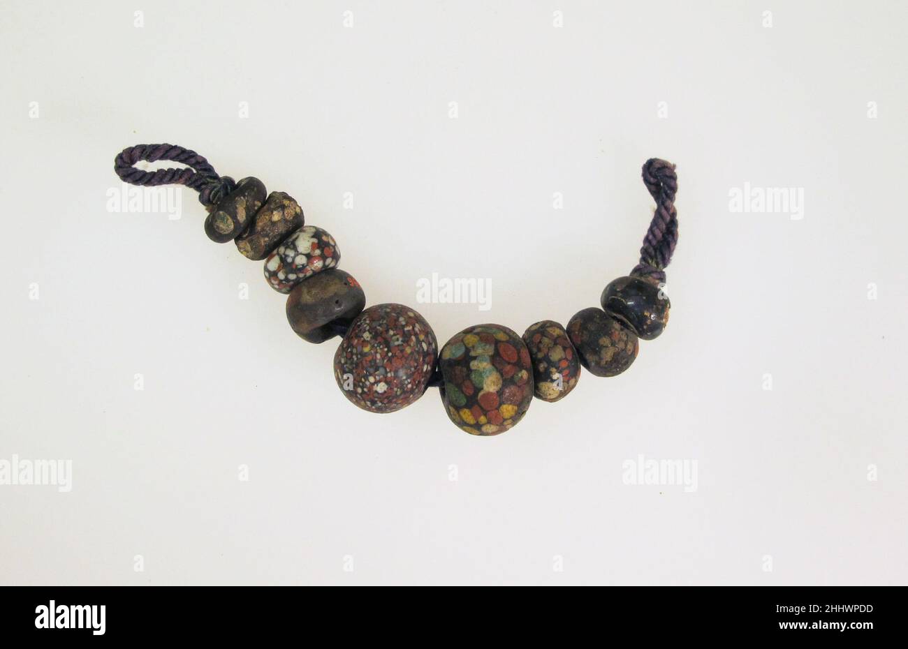 Perle, 9 perle romane nove, la maggior parte con macchie multicolore. Perline, 9. Romana. Vetro. Vetro Foto Stock