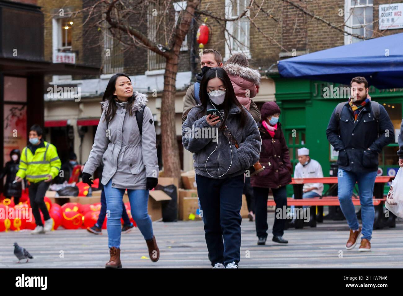 Londra, Regno Unito. 24th Jan 2022. Una donna guarda il suo cellulare mentre cammina a China Town di Londra. (Foto di Dinendra Haria/SOPA Images/Sipa USA) Credit: Sipa USA/Alamy Live News Foto Stock