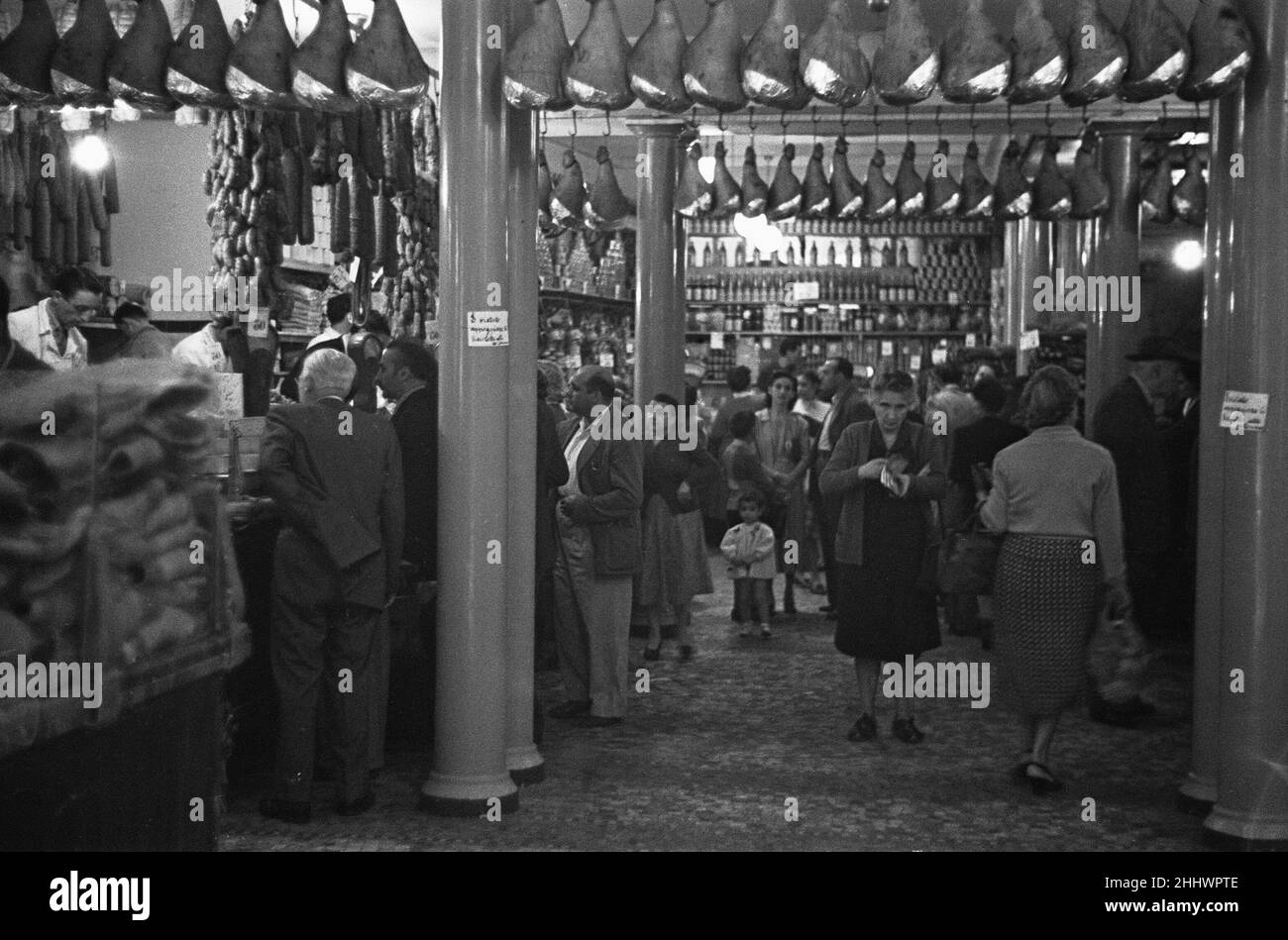 Un'affollata macelleria italiana, Parma, Italia circa 1955 Foto Stock