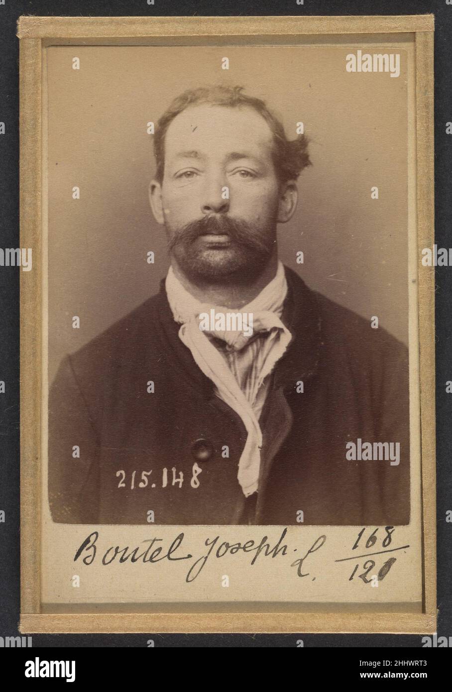 Boutel. Giuseppe. Luigi. 34 ans, né à Bonnay (Eure). Corroyeur. Anarchiste. 5/3/94. 1894 Alphonse Bertillon nato in un'illustre famiglia di scienziati e statistici, Bertillon iniziò la sua carriera come impiegato nell'Ufficio di identificazione della Prefettura di Parigi di polizia nel 1879. Incaricato di mantenere un registro affidabile dei trasgressori da parte della polizia, ha sviluppato il primo moderno sistema di identificazione penale. Il sistema, che divenne noto come Bertillonage, aveva tre componenti: Misurazione antropometrica, descrizione verbale precisa delle caratteristiche fisiche del prigioniero e foto standardizzata Foto Stock