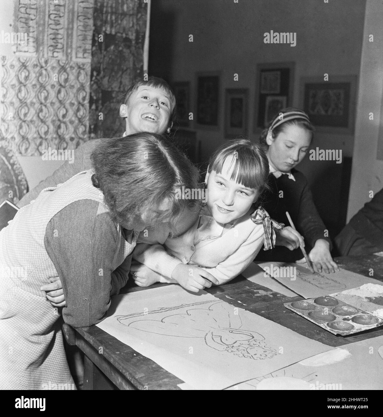 Whitechapel Upper Galleries, dove una scuola d'arte L.C.C. dà lezioni di disegno e pittura ai bambini dell'East End di Londra. 1st marzo 1954 Foto Stock