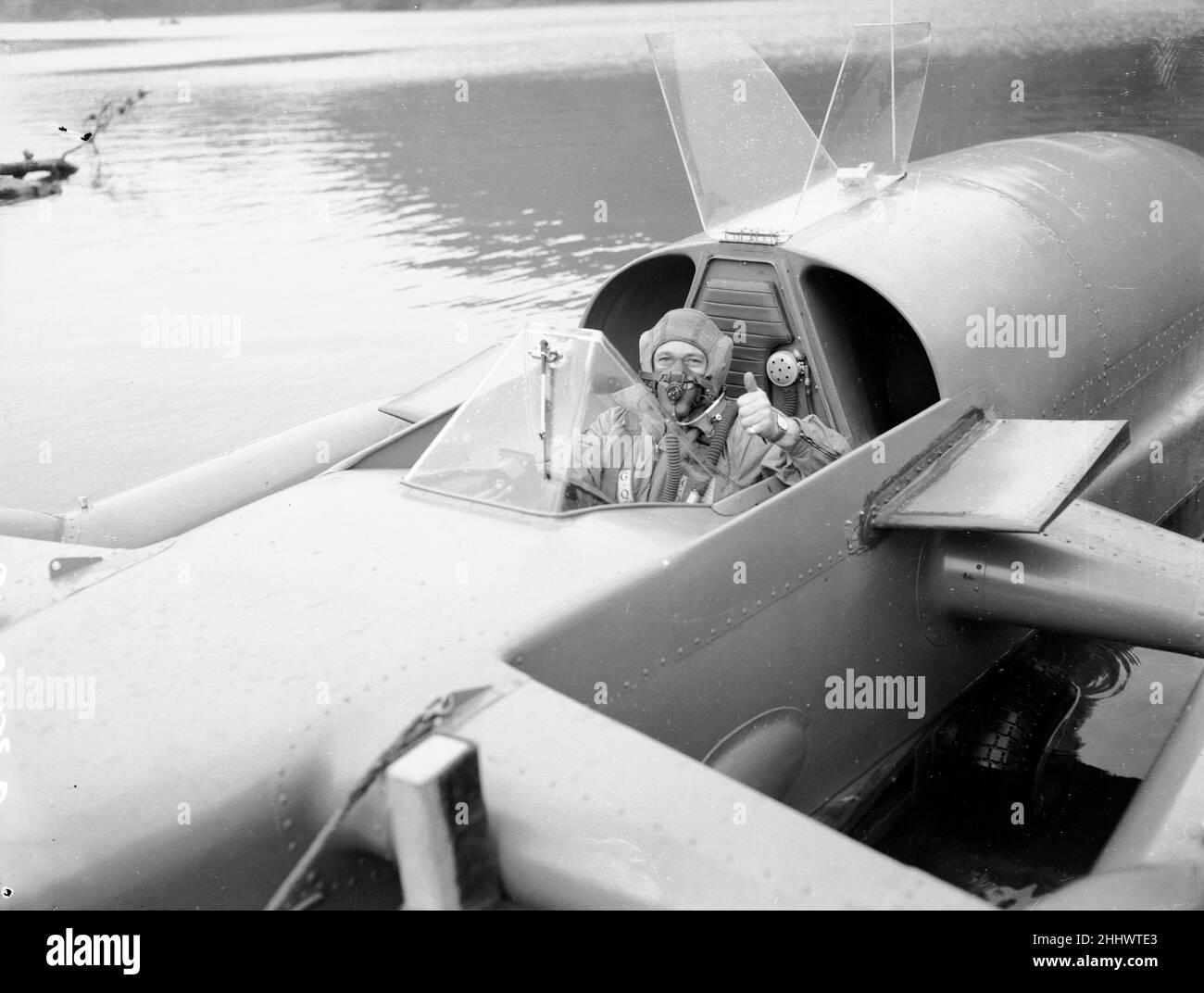 Donald Campbell rompe il Water Speed Record in Bluebird K7 su Ullswater, 23rd luglio 1955. Campbell nel pozzetto di Bluebird. Ha stabilito un record di 202,15 mph (324 km/h), battendo il record precedente di circa 24 mph (39 km/h) tenuto da Stanley Sayres. Foto Stock