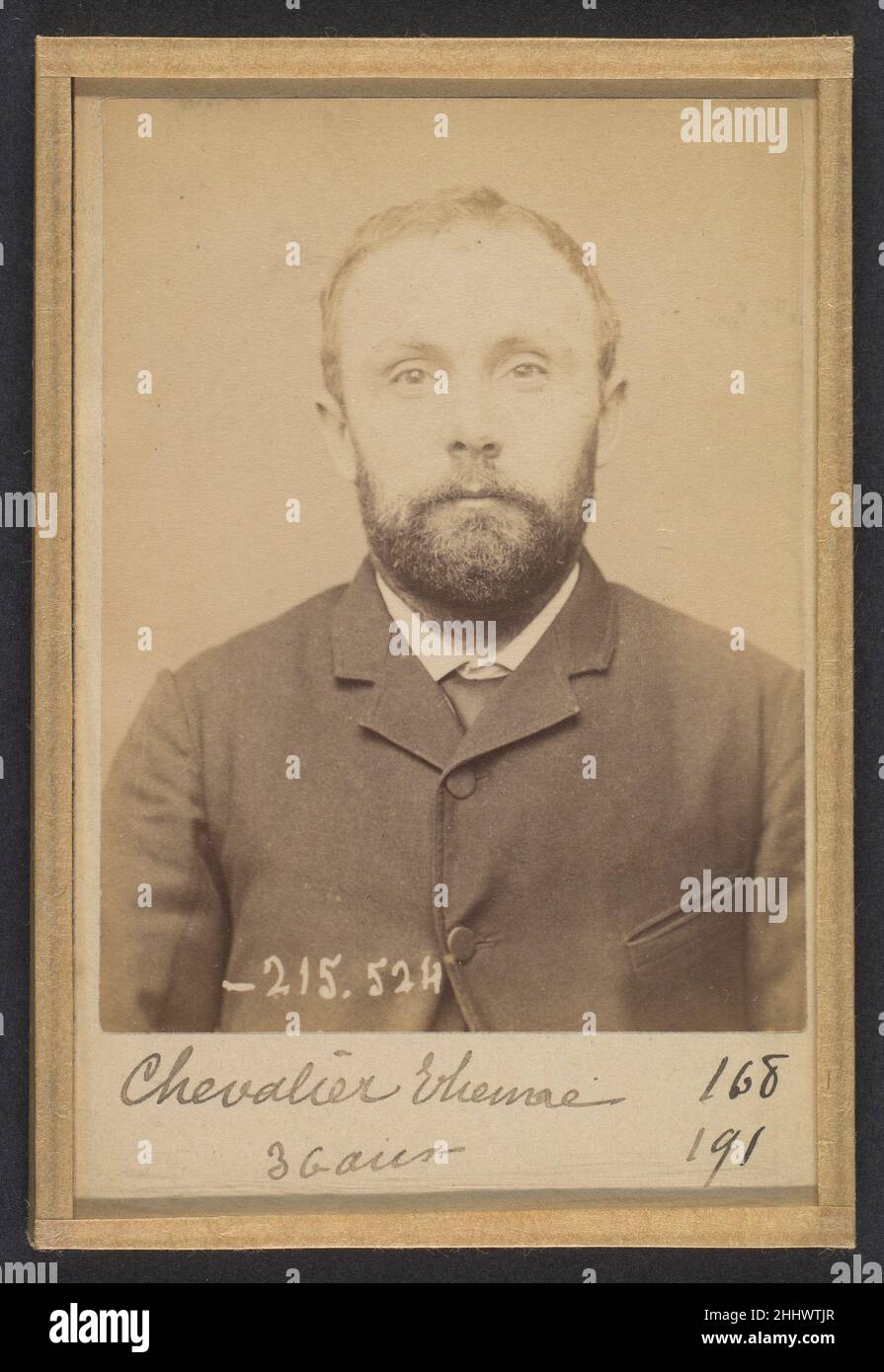Chevalier. Étienne. 36 ans, né à Gémosac (Charente-Inférieure). Forgeron. Anarchiste. 11/3/94. 1894 Alphonse Bertillon nato in un'illustre famiglia di scienziati e statistici, Bertillon iniziò la sua carriera come impiegato nell'Ufficio di identificazione della Prefettura di Parigi di polizia nel 1879. Incaricato di mantenere un registro affidabile dei trasgressori da parte della polizia, ha sviluppato il primo moderno sistema di identificazione penale. Il sistema, che divenne noto come Bertillonage, aveva tre componenti: La misurazione antropometrica, la descrizione verbale precisa delle caratteristiche fisiche del prigioniero, e la sua posizione Foto Stock