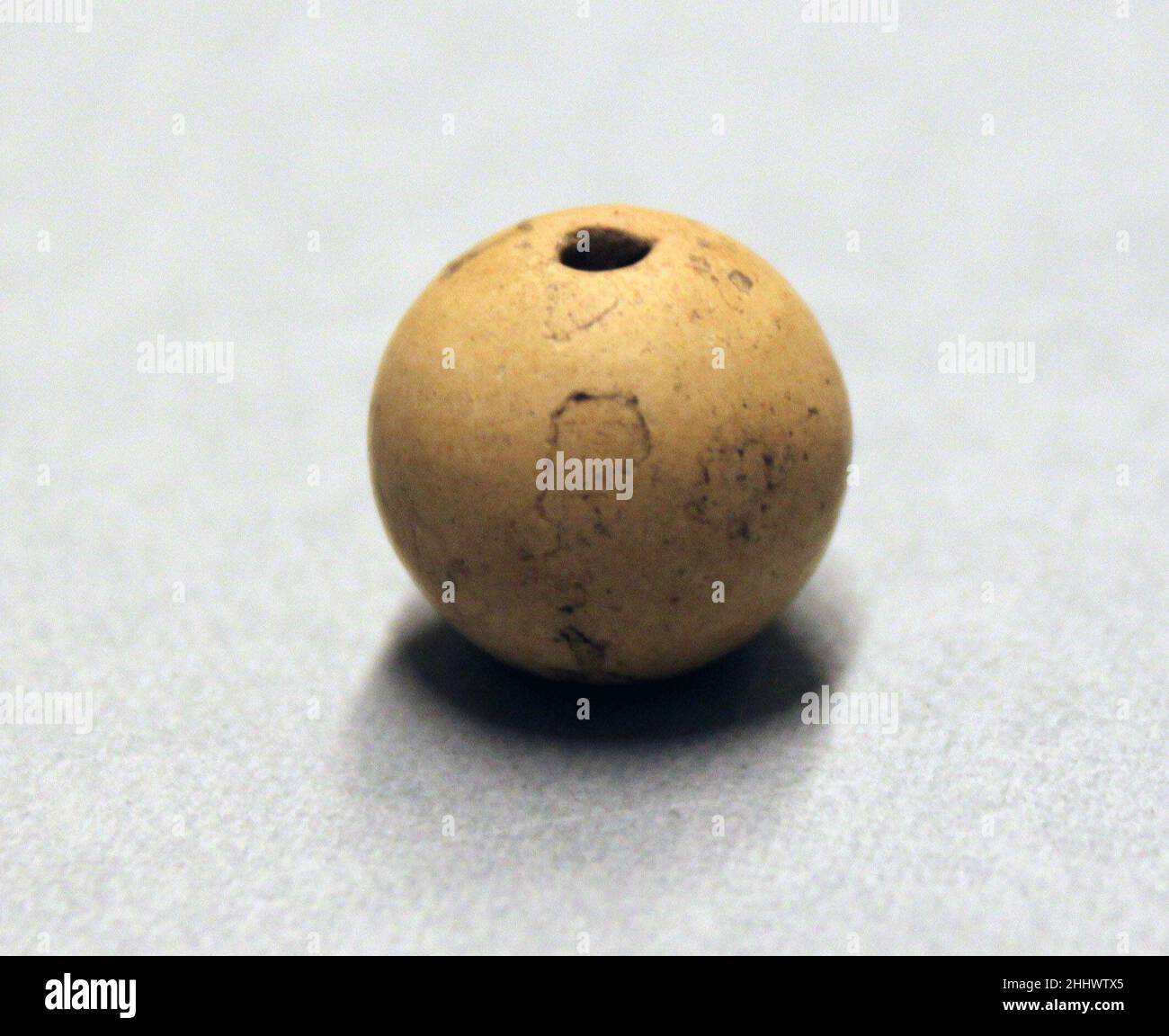 Perline probabilmente 8th–12th secolo questo oggetto è stato scavato a Nishapur.Nishapur era una città vitale nel periodo islamico iniziale e medio, situata lungo una delle traiettorie principali che ha collegato l'Iran e le terre islamiche dell'Asia occidentale con l'Asia centrale e la Cina. Questi itinerari sono spesso indicati con il termine ‘percorsi Silk’, ma sono stati di fatto cruciali per il movimento di costellazioni di materiali e oggetti, nonché di persone e idee. La diversa popolazione di Nishapur e dei suoi dintorni, dai gruppi d'élite meglio ricercati di mercanti, aristocrazia proprietaria di terra, e letterati, ai meno Foto Stock