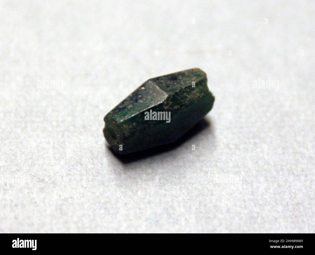 Beads 9th–12th secolo questo oggetto fu scavato a Nishapur.Nishapur era una città vitale nel periodo islamico iniziale e medio, situata lungo una delle traiettorie principali che collegavano l'Iran e le terre islamiche dell'Asia occidentale con l'Asia centrale e la Cina. Questi itinerari sono spesso indicati con il termine ‘percorsi Silk’, ma sono stati di fatto cruciali per il movimento di costellazioni di materiali e oggetti, nonché di persone e idee. La diversa popolazione di Nishapur e dei suoi dintorni, dai gruppi d'élite meglio ricercati di mercanti, aristocrazia proprietaria e letterati, all'arte meno conosciuta Foto Stock