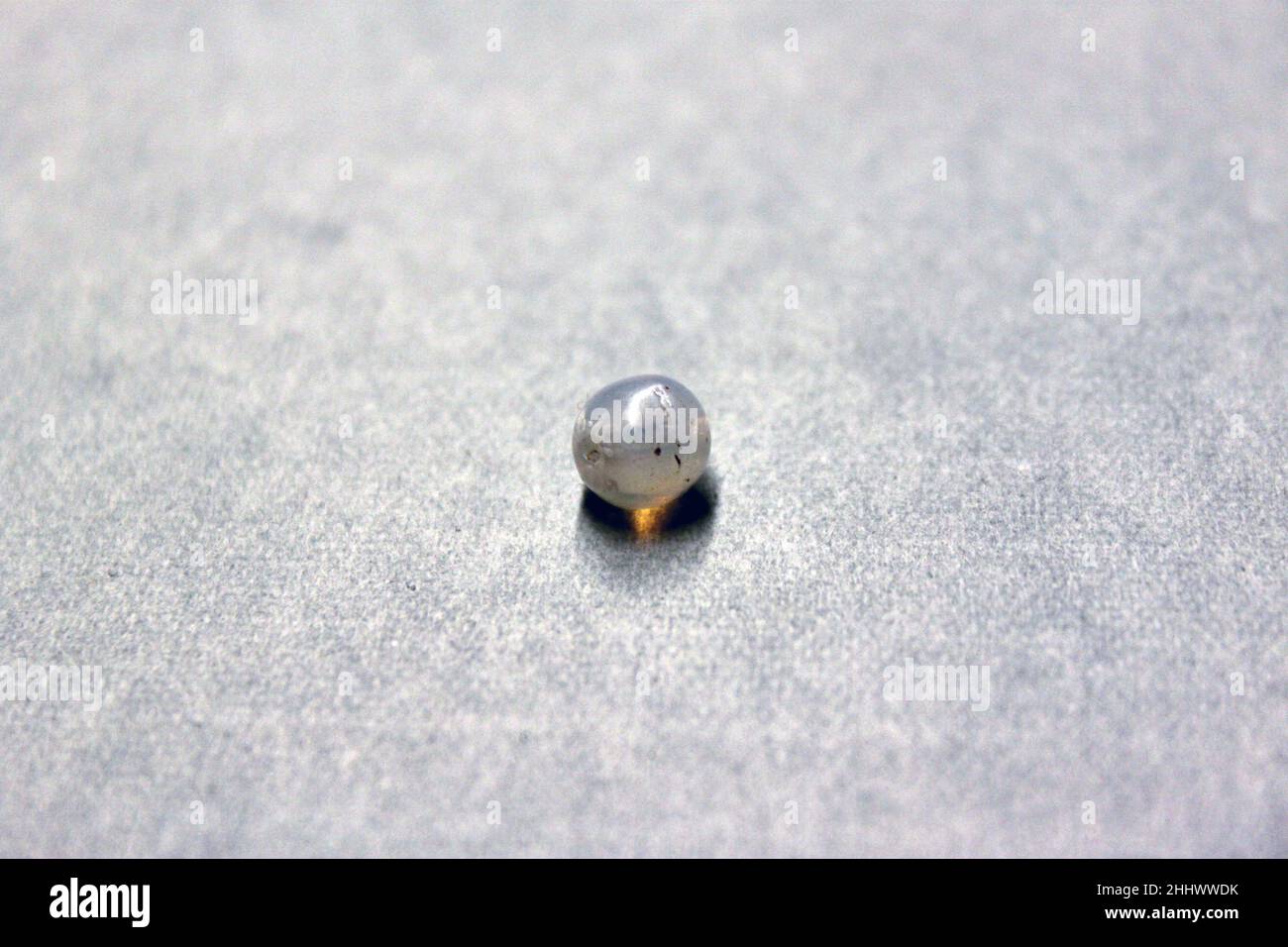 Beads 8th–13th secolo questo oggetto fu scavato a Nishapur.Nishapur era una città vitale nel periodo islamico iniziale e medio, situata lungo una delle traiettorie principali che collegavano l'Iran e le terre islamiche dell'Asia occidentale con l'Asia centrale e la Cina. Questi itinerari sono spesso indicati con il termine ‘percorsi Silk’, ma sono stati di fatto cruciali per il movimento di costellazioni di materiali e oggetti, nonché di persone e idee. La diversa popolazione di Nishapur e dei suoi dintorni, dai gruppi d'élite meglio ricercati di mercanti, aristocrazia proprietaria e letterati, all'arte meno conosciuta Foto Stock