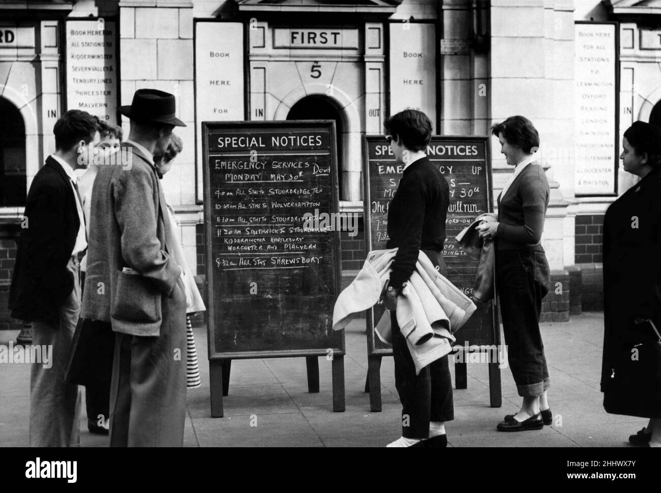 Avvisi di studio per i vacanzieri che forniscono dettagli sui servizi ferroviari di emergenza alla stazione di Snow Hill durante lo sciopero.30th maggio 1955. Foto Stock