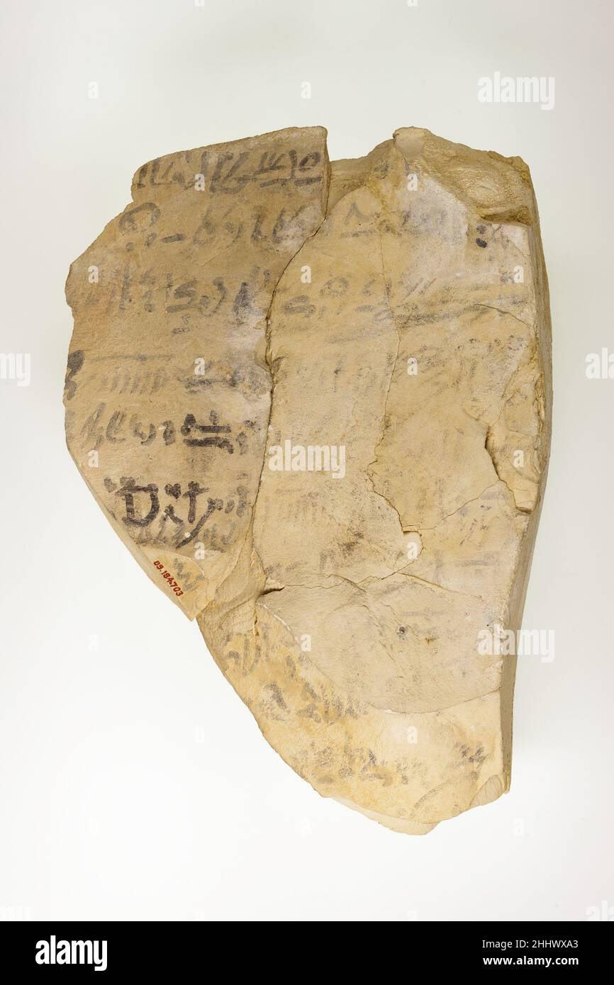 Ostracon hieratico ca 1186–1070 a.C. nuovo regno, Ramesside Ostraca (plurale per ostracon) sono potherds usati come superfici su cui scrivere o disegnare. Il termine è usato, per estensione, per riferirsi a trucioli di calcare, che sono stati impiegati per scopi simili. Nonostante le loro umili apparenze, straca porta una vasta gamma di immagini e testi, tra cui documenti amministrativi, testi letterari, e raffigurazioni di figure reali e divine. I testi sono stati scritti principalmente con penna a canna e inchiostro di due colori, rosso e nero, e inscritti in hieratic, la scrittura cursiva dell'antico Egitto in tutta la maggior parte della sua pe Foto Stock