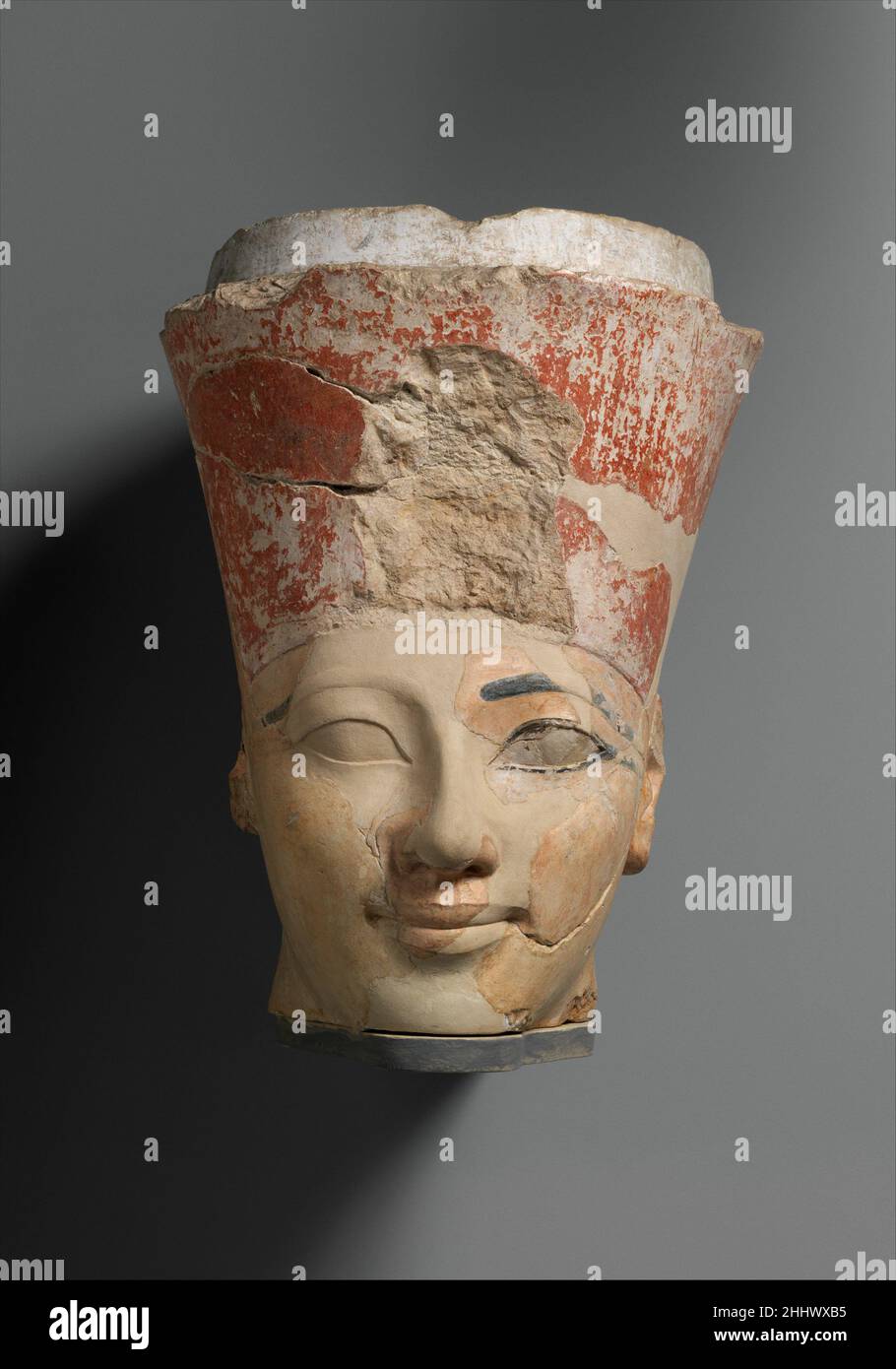 Testa di una statua di Osiride di Hatshepsut ca. 1479–1458 a.C. nuovo regno quattro figure di Osiride di Hatshepsut si trovarono agli angoli del santuario di Amun nel suo tempio funerario a Deir el-Bahri. Questa testa, che indossa la Doppia Corona, che simboleggia l'Unione dell'Egitto superiore e inferiore, apparteneva alla figura nell'angolo nord-orientale. Altre due teste nella collezione del Museo (31.3.154 e 31,3.155) portano la Corona Bianca dell'Alto Egitto e provengono dall'estremità meridionale del santuario. Ascolta gli esperti che illuminano la storia di questa opera d'arte Ascolta Riproduci o pausa #3370. Testa di una statua di Osiride di Hatshepsut, Foto Stock