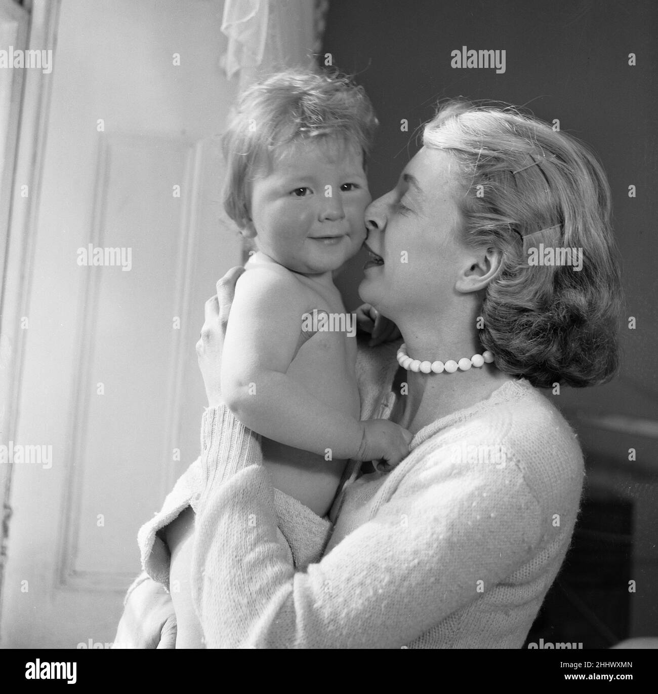Hilary Benn e sua madre Caroline in casa 19th marzo 1955 Foto Stock