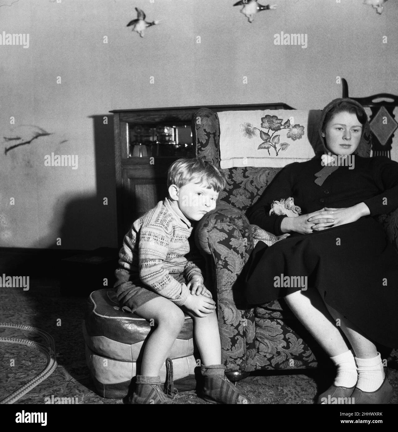 Un ragazzino guarda la televisione. 12th marzo 1954Howard è quattro, ha più energia di una dozzina di adulti. Dal momento in cui si sveglia alle 7,30 fino a quando non va a letto alle 7pm è in movimento la casa è in costante tumulto. La madre è guidata a distrazione, cioè fino all'ora magica per i bambini TV. Poi c'è pace perfetta, si siede trasposto, niente lo distrarrà nemmeno il suo cibo e lui ama Foto Stock