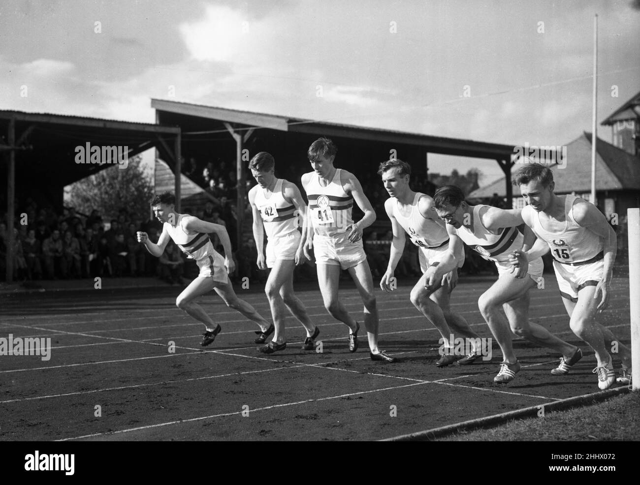 Roger Banister, British Athlete corre il primo miglio sub 4 minuti, alla pista di Iffley Road a Oxford, Giovedi 6th Maggio 1954. L'ora esatta è stata di 3 minuti e 59,4 secondi. La nostra foto mostra gli atleti all'inizio della gara, Roger Banister n. 41. Foto Stock