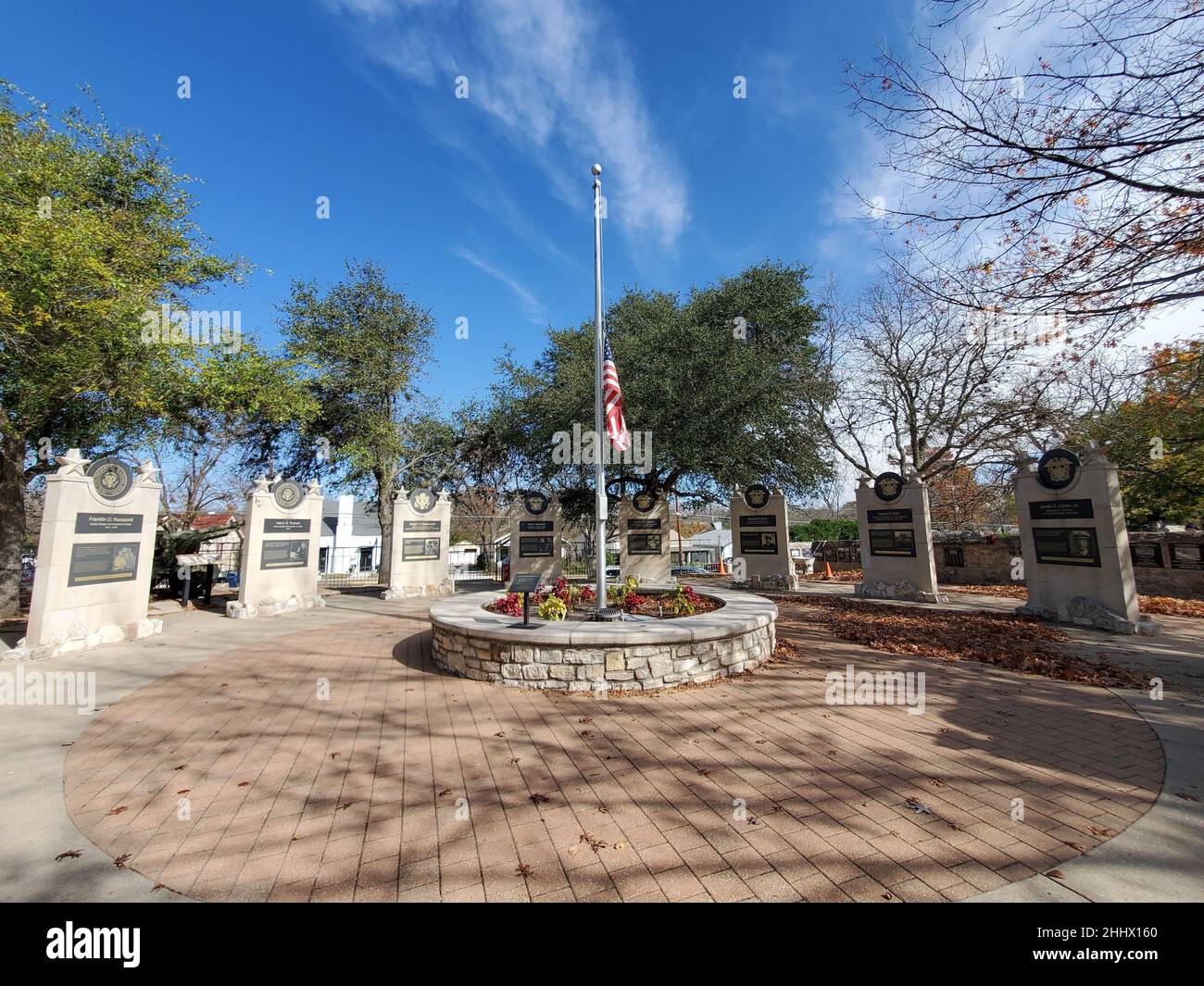 Plaza of Presidents al National Museum of the Pacific War di Fredericksburg, Texas, in autunno. Foto Stock