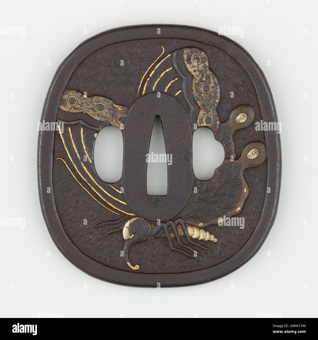 Guardia di spada (Tsuba) con il motivo di Chrysanthemums e Butterfly (菊と蝶図鐔) 19th secolo giapponese l'area del motivo all'interno del bordo rialzato di questo tsuba è inciso in un motivo arabesco (karakusa). L'obverso è decorato con il rilievo di una grande farfalla a coda di rondine (giapponese: ageha-chō, 揚羽蝶) che è decorata in vari metalli preziosi. Il rovescio mostra crisantemi i cui fiori sono intarsiati in rame, oro e shibuichi. Parti delle foglie e dei dewdrops sono evidenziati in oro. Guardia di spada (Tsuba) con il motivo di Chrysanthemums e Butterfly (菊と蝶図鐔) 25683 Foto Stock