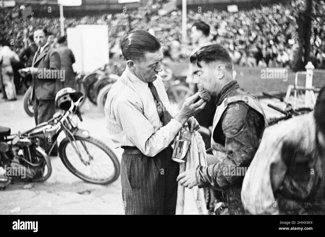 Dirt Track Races a Londra.(la foto mostra) un concorrente che riceve il trattamento per un infortunio. Circa aprile 1947. Foto Stock