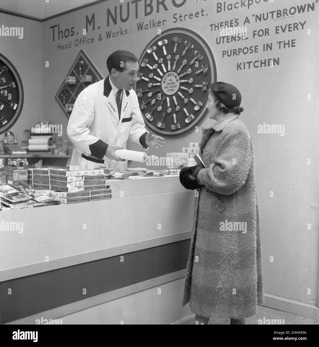 Ideal Home Exhibition Olympia. Il 3rd marzo 1955Salesman da Thos M Nutbrown Limited dimostra a una casalinga la più recente tecnologia dei rulli. Foto Stock